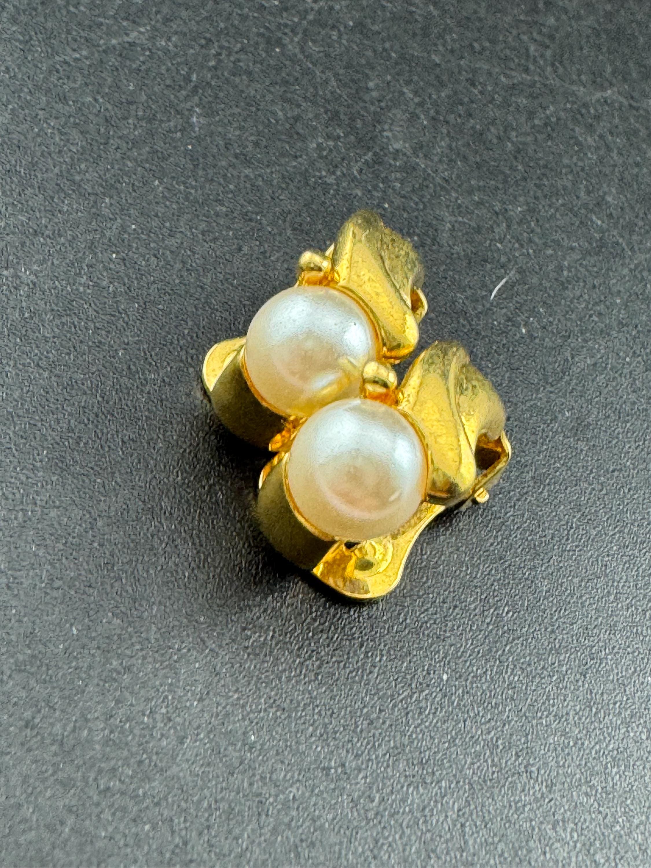 Signed SOLIEL Vintage 1980s high end gold tone pearl cabochon clip on earrings