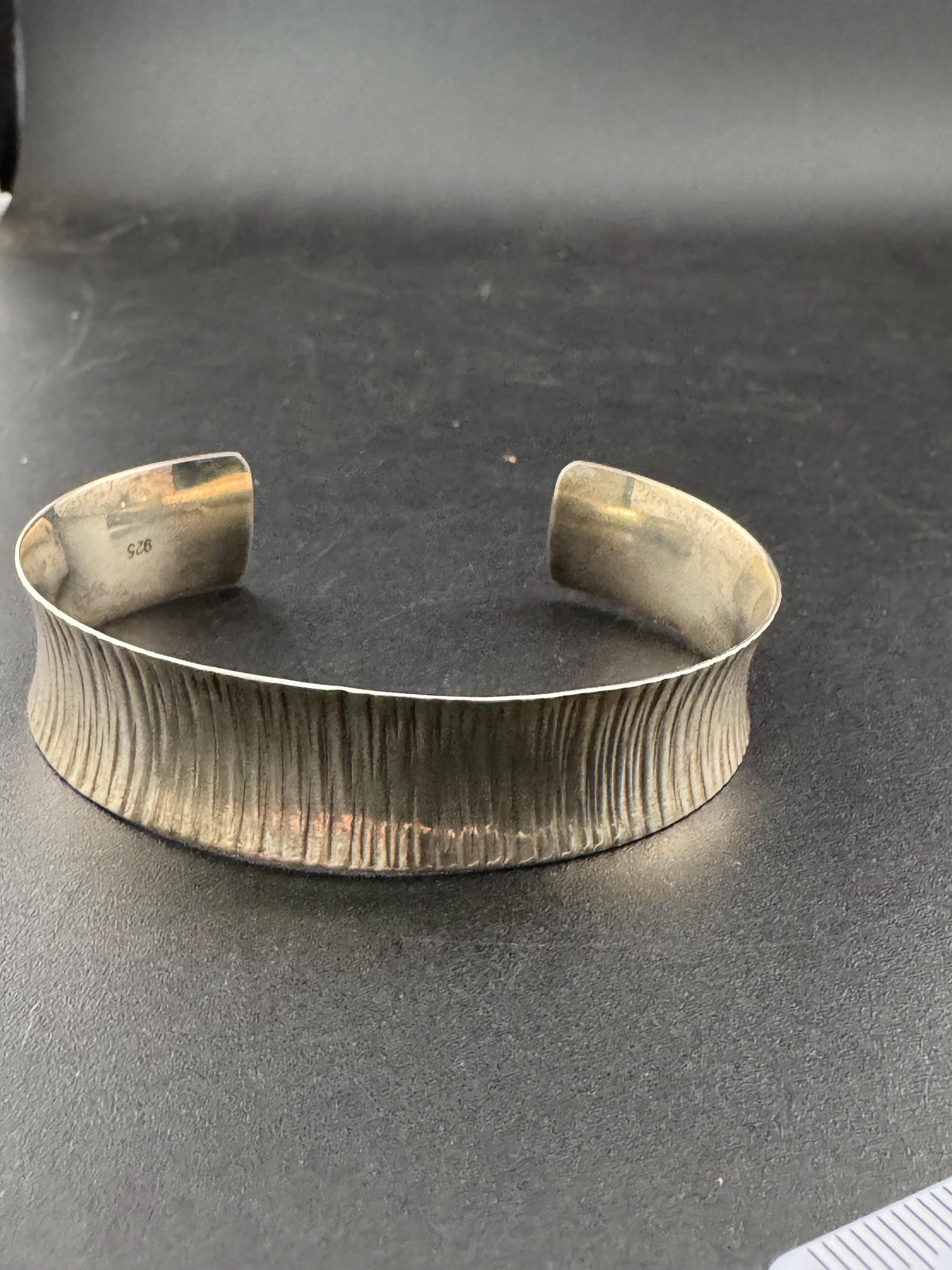 Vintage 1.5cm Wide 925 sterling silver engraved bark open cuff bangle 15.7 grams