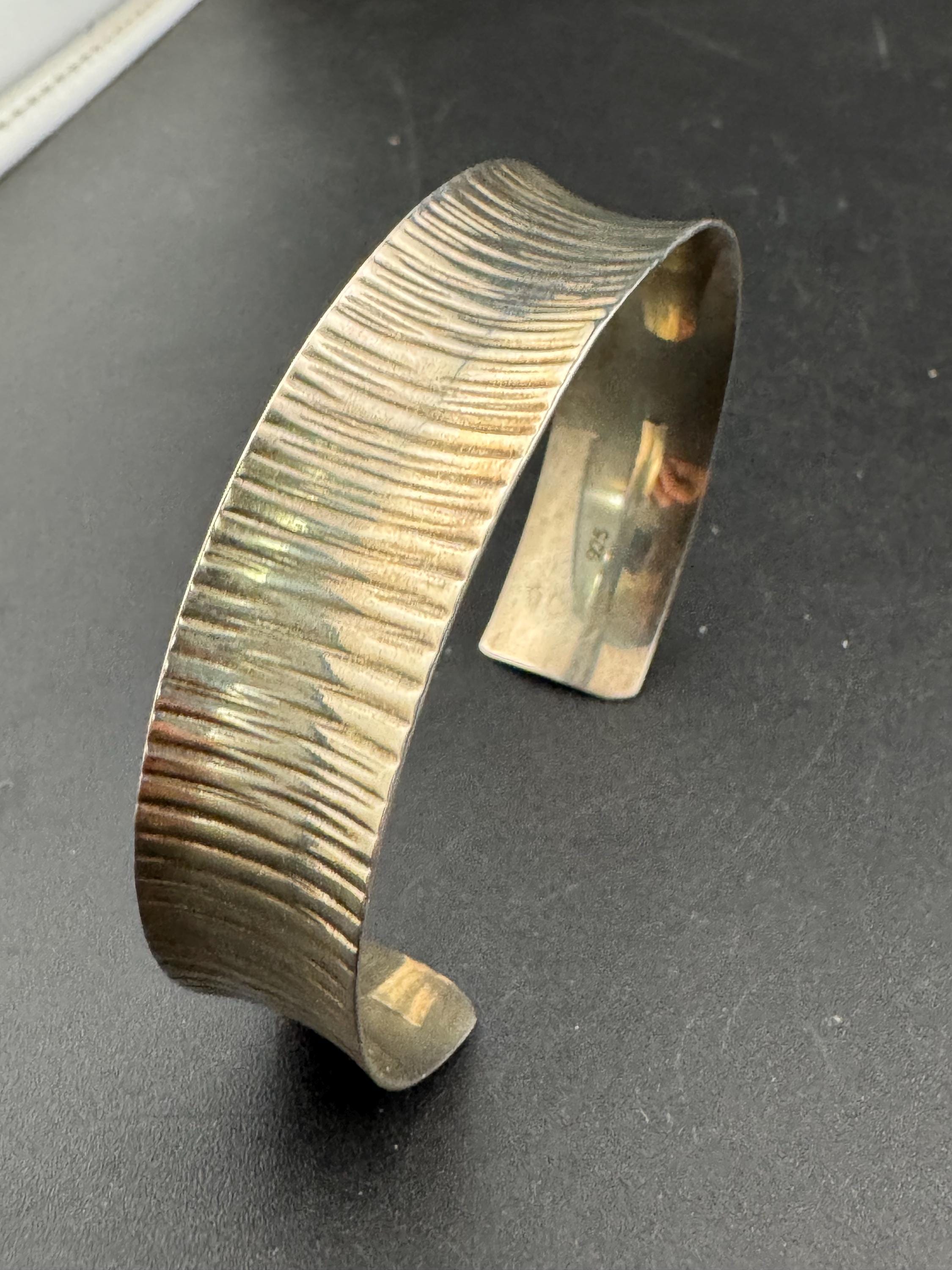 Vintage 1.5cm Wide 925 sterling silver engraved bark open cuff bangle 15.7 grams