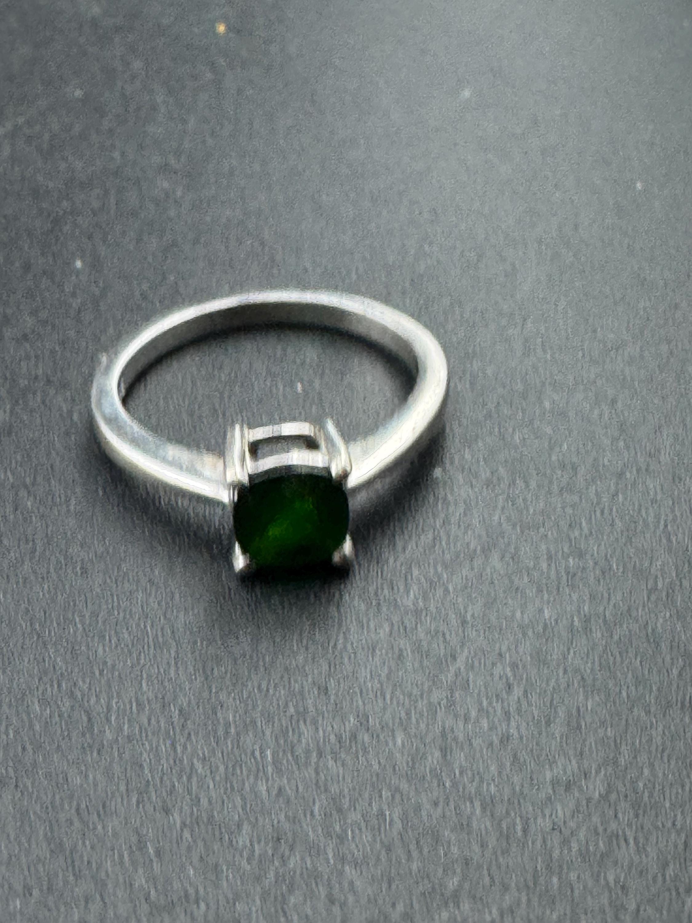 Emerald Green Gemstone Ring: Retro Sterling Silver Solitaire, UK Size N.5