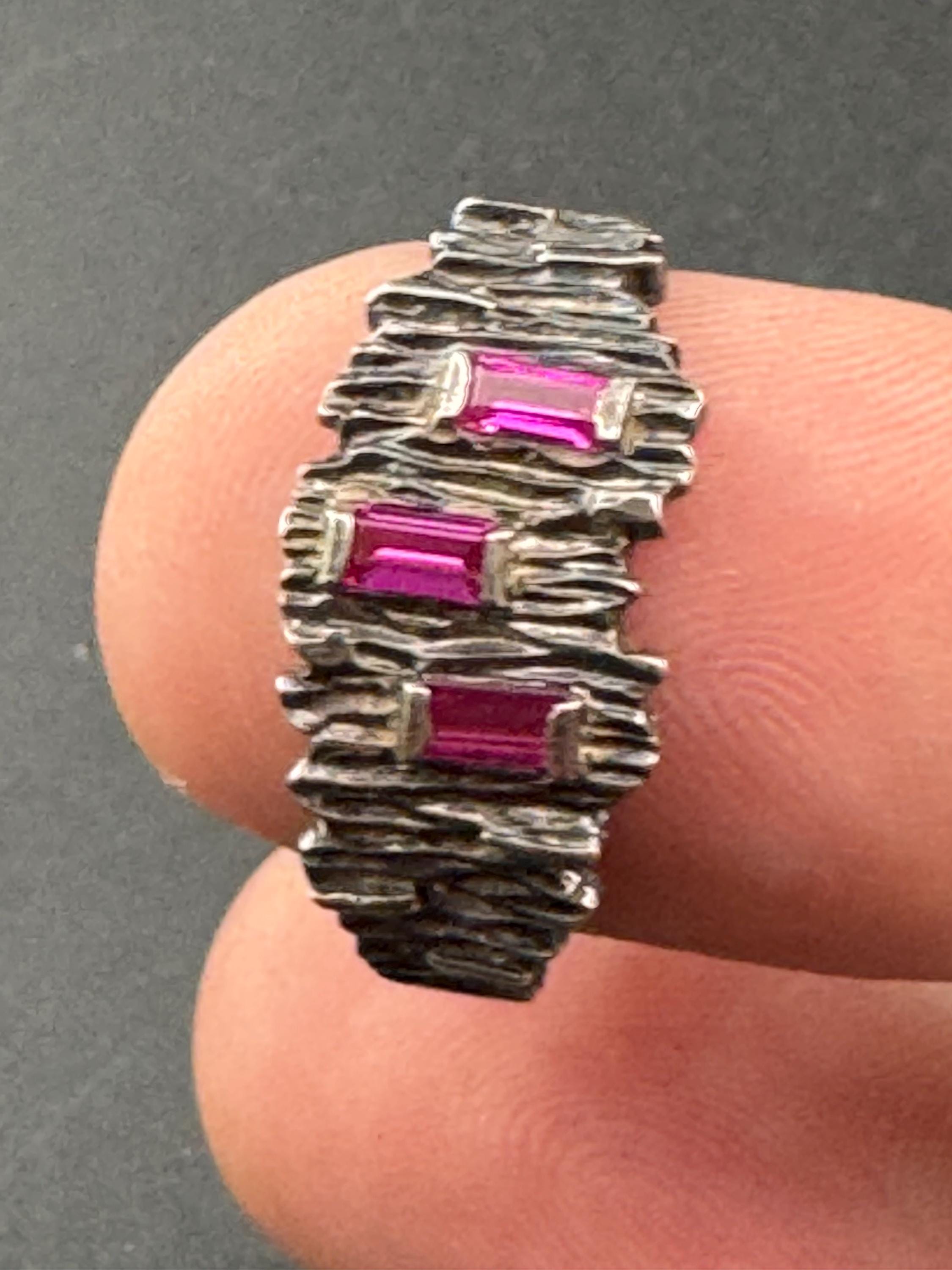 Vintage 1970s  pink gemstone Gem set sterling 925 silver modernist brutalist bark finish dress ring size uk R S 3 grams