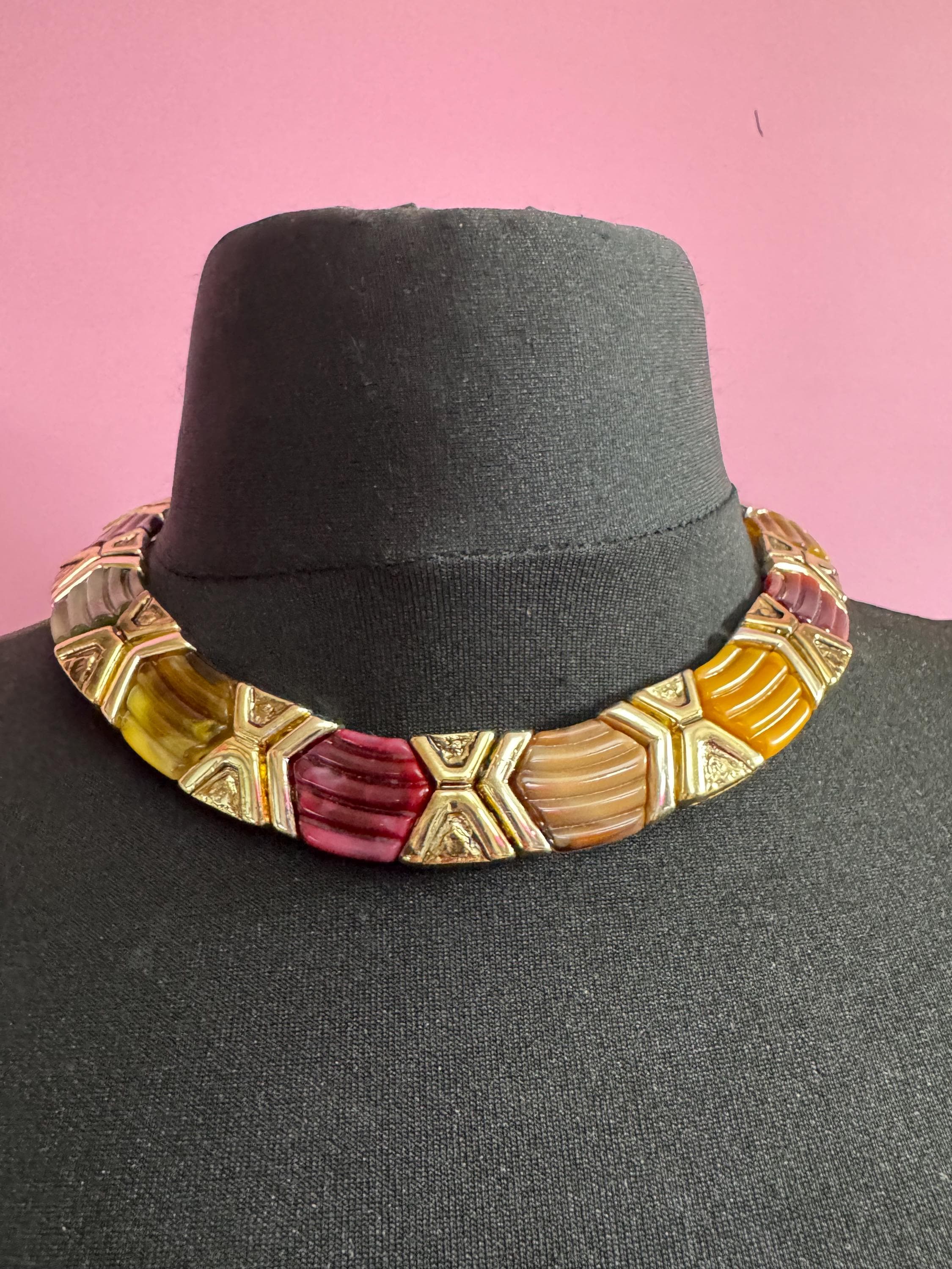 Vintage green, red, brown and gold plastic beaded lucite flat choker necklace 45cm, fabulous!
