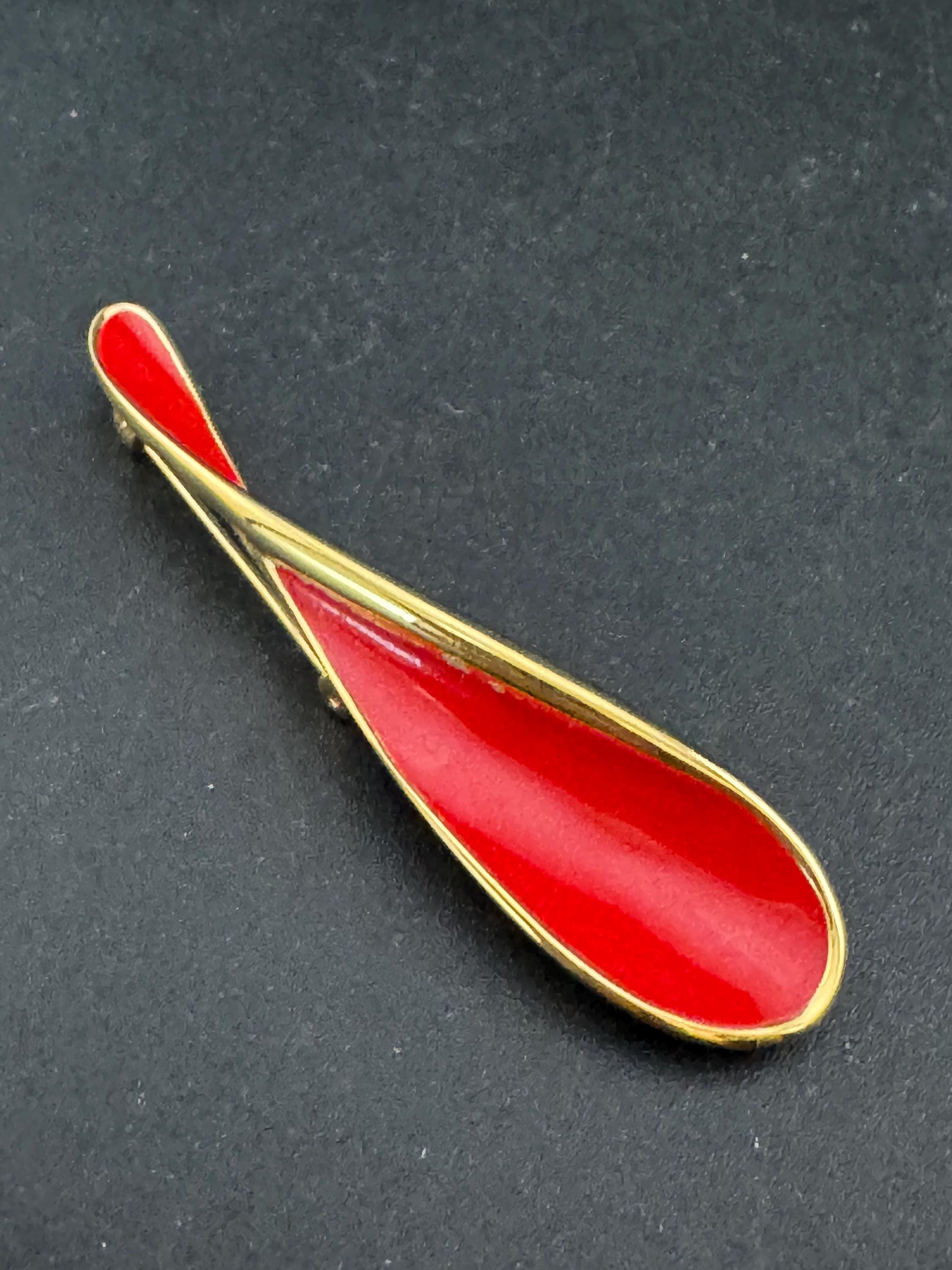 Vintage Monet SIGNED large 6cm red enamel twisted gold tone modernist brooch