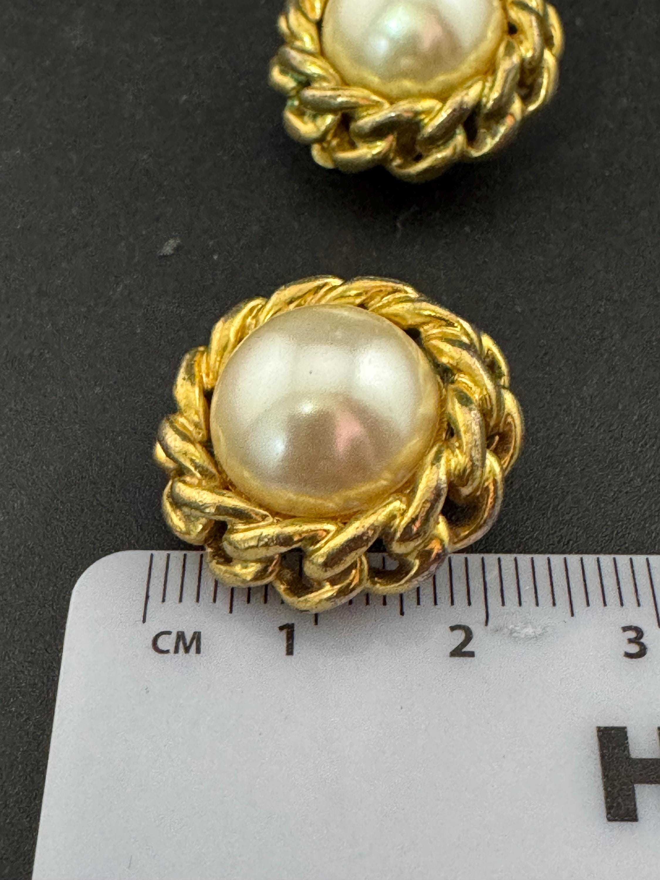 Signed Grosse Pearl Cabochon Clip On Earrings: Gold Tone Chain Link