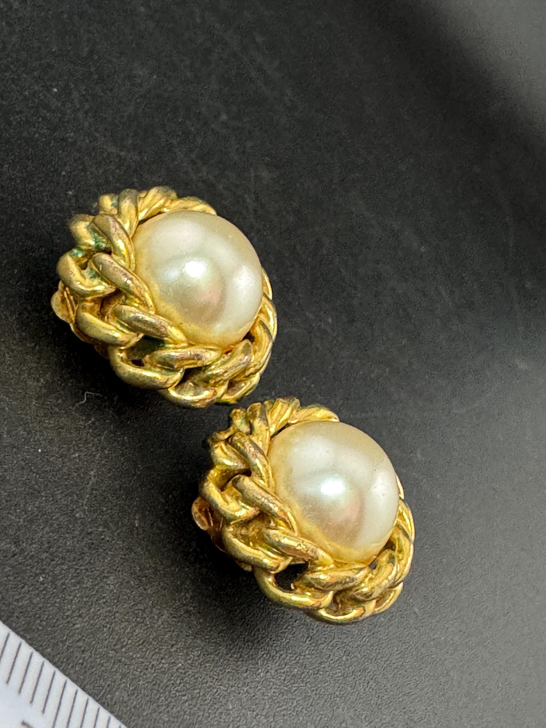 Signed Grosse Pearl Cabochon Clip On Earrings: Gold Tone Chain Link