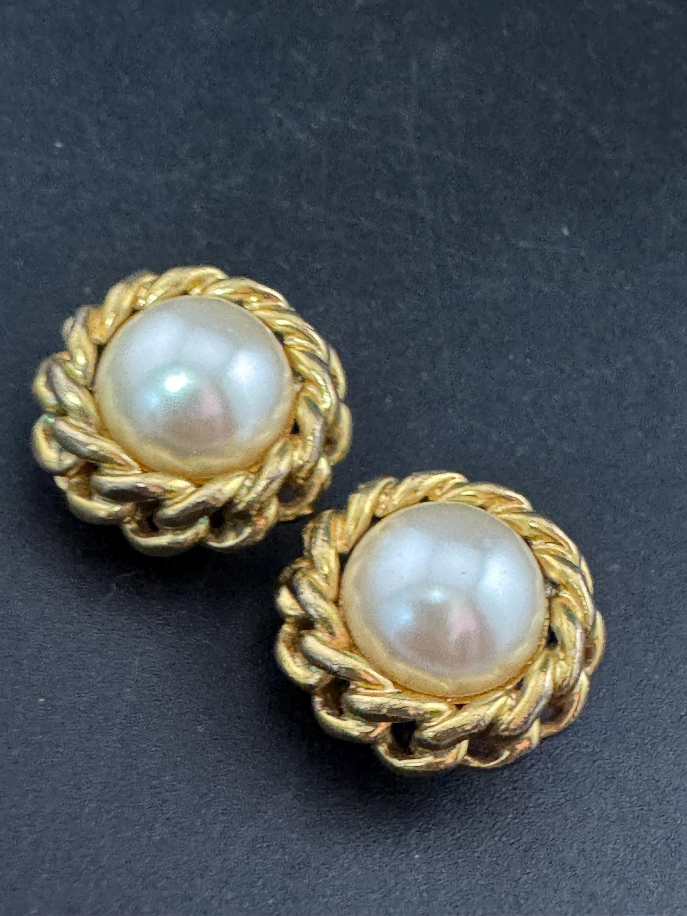 Signed Grosse Pearl Cabochon Clip On Earrings: Gold Tone Chain Link