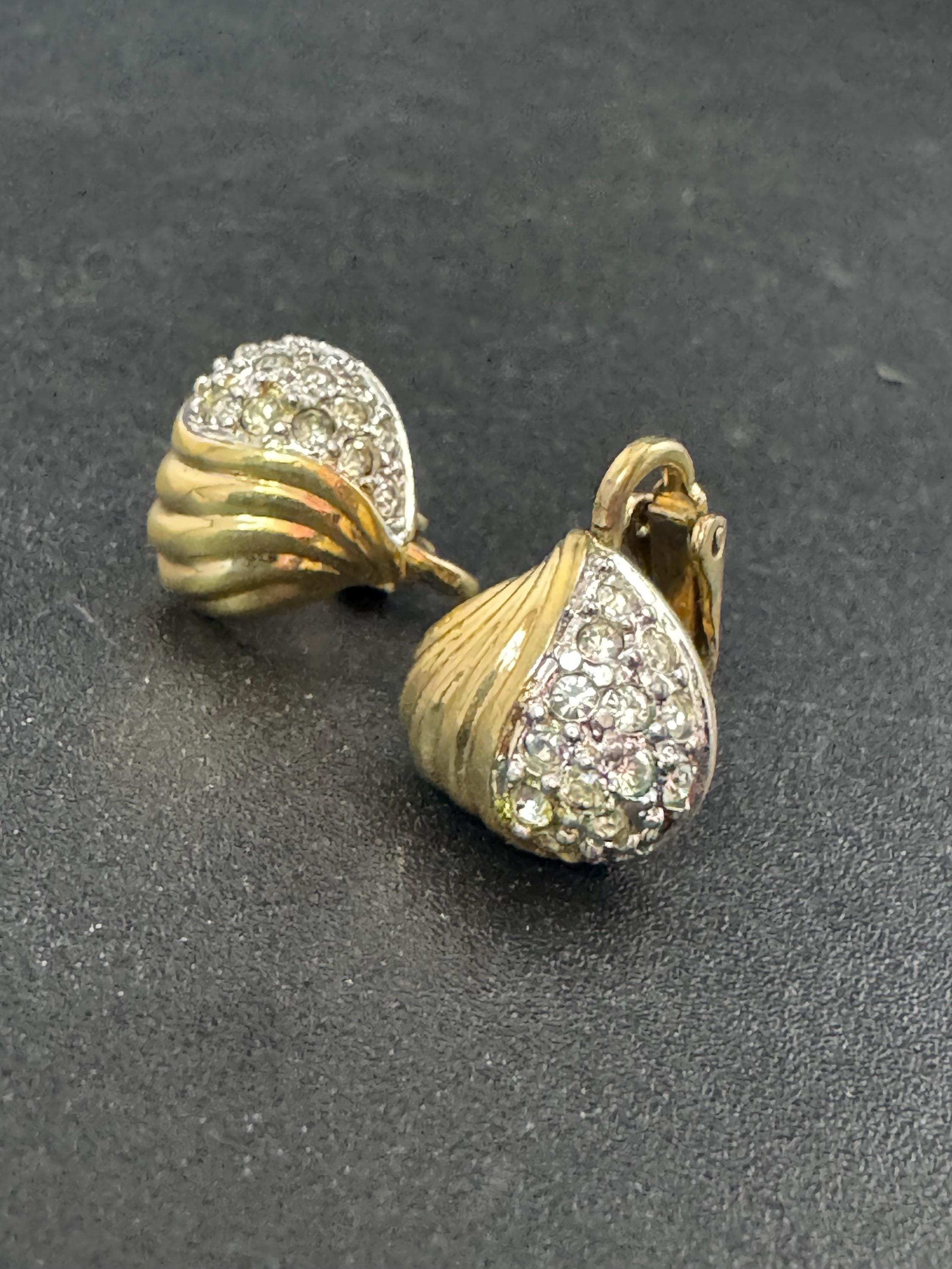 Signed GROSSE Vintage dainty sma diamanté clear rhinestone  paste gold tone clip on stud earrings