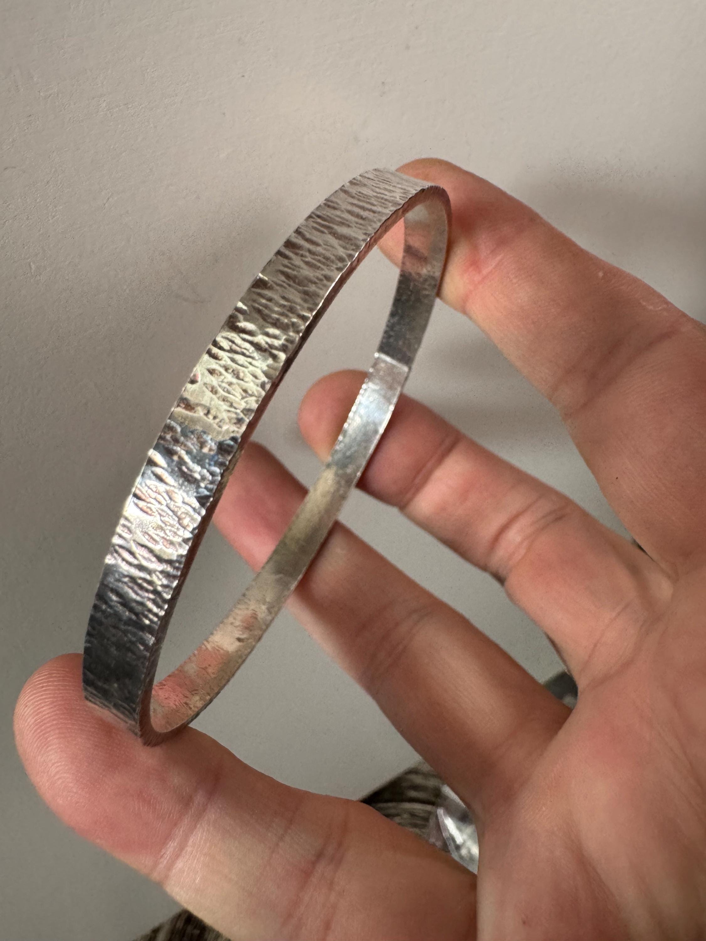 Vintage plain white metal slim thin modernist brutalist bark bangle 22.2 grams 6.5cm inner diameter, handmade acid tested sterling silver