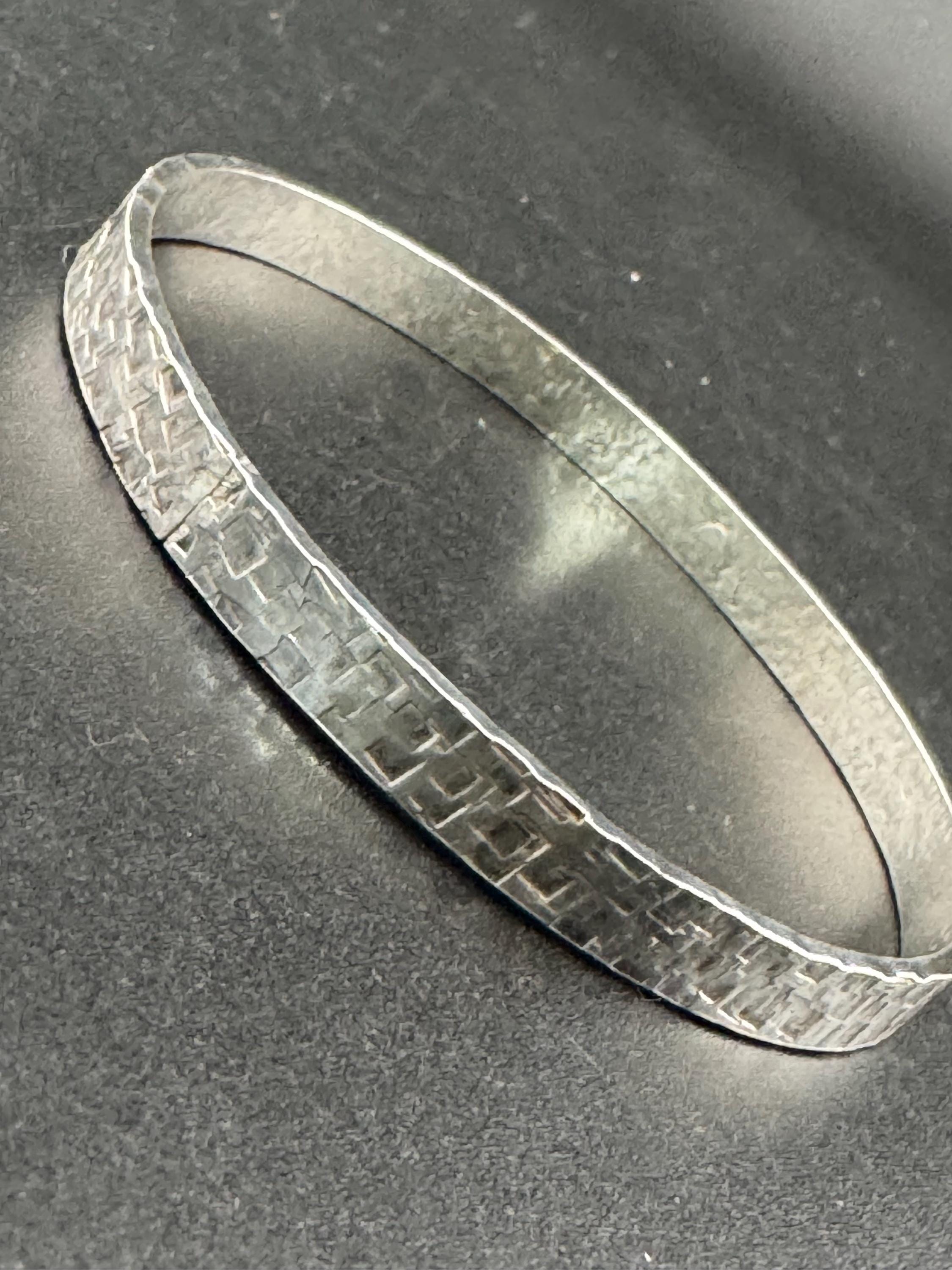 Vintage plain white metal slim thin modernist brutalist planished bangle 22.5 grams 6.7cm inner diameter, handmade acid tested silver