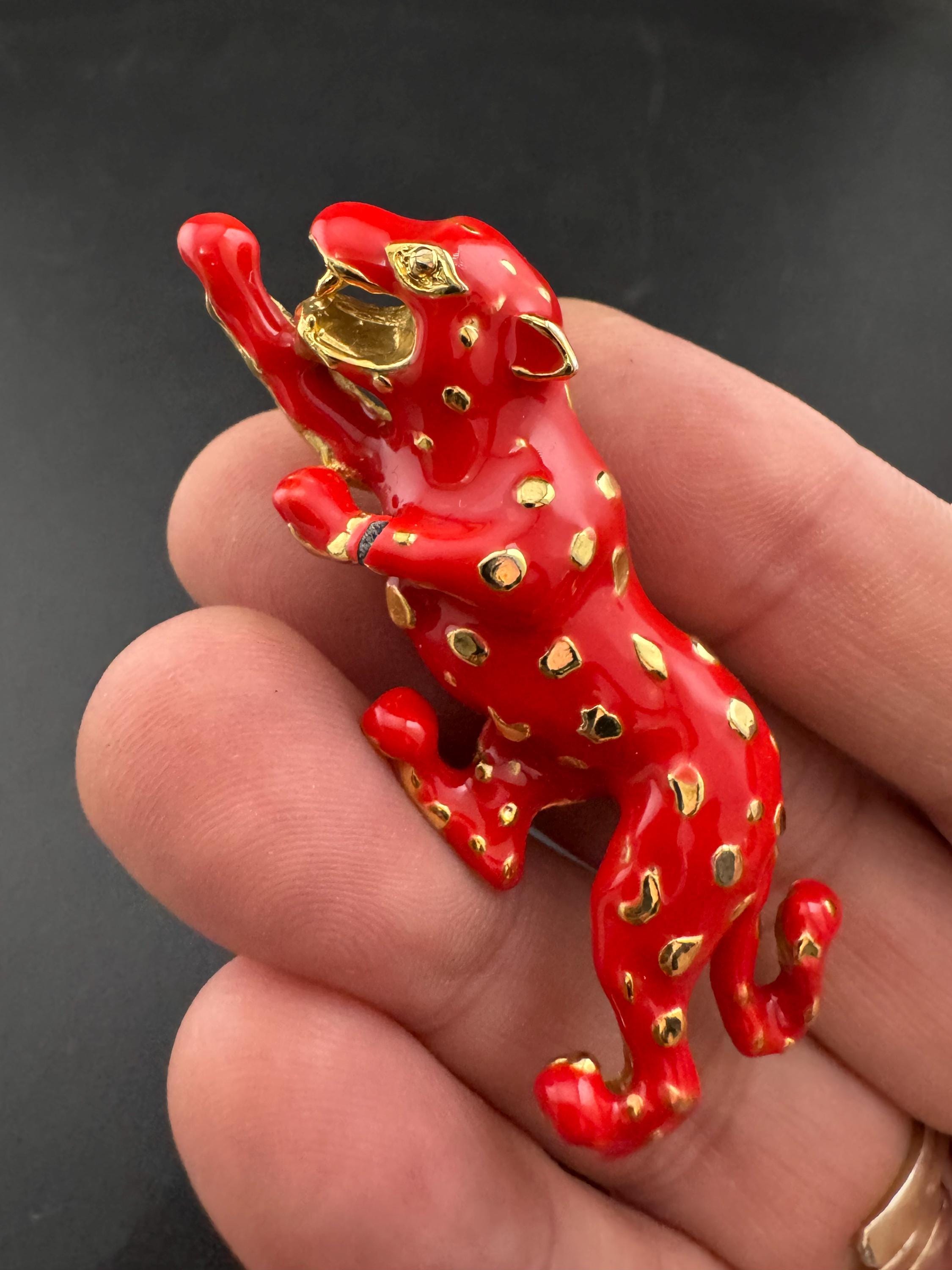Bright red enamel Big Cat spotty leopard brooch, gold tone, vintage 6cm