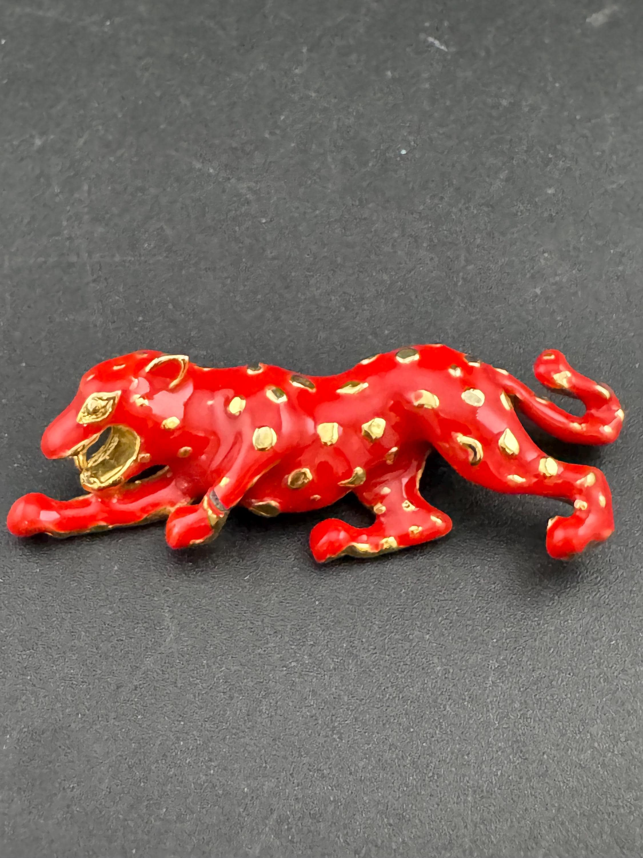 Bright red enamel Big Cat spotty leopard brooch, gold tone, vintage 6cm