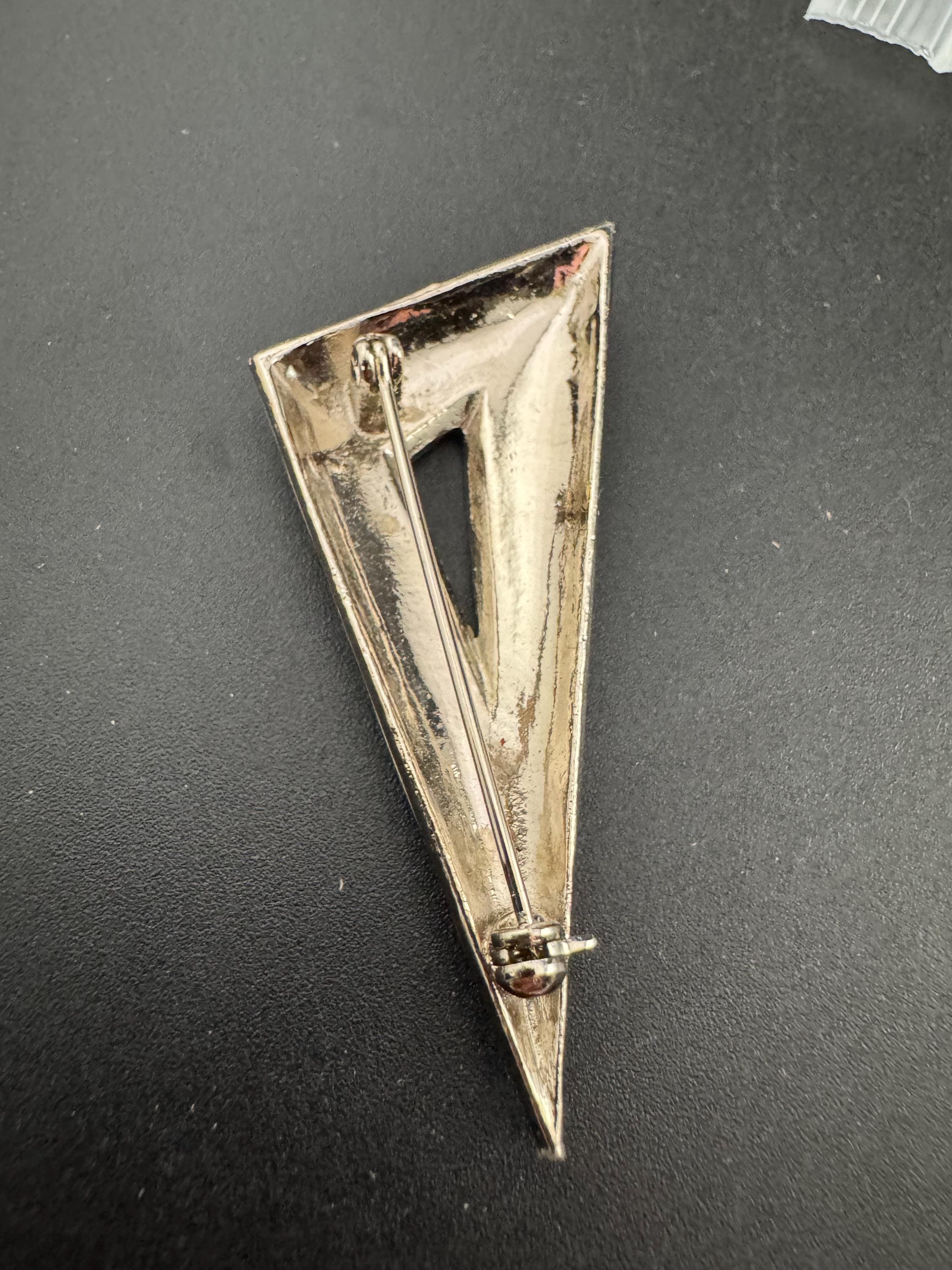 Vintage classic stylish black and cream enamel triangular silver tone brooch