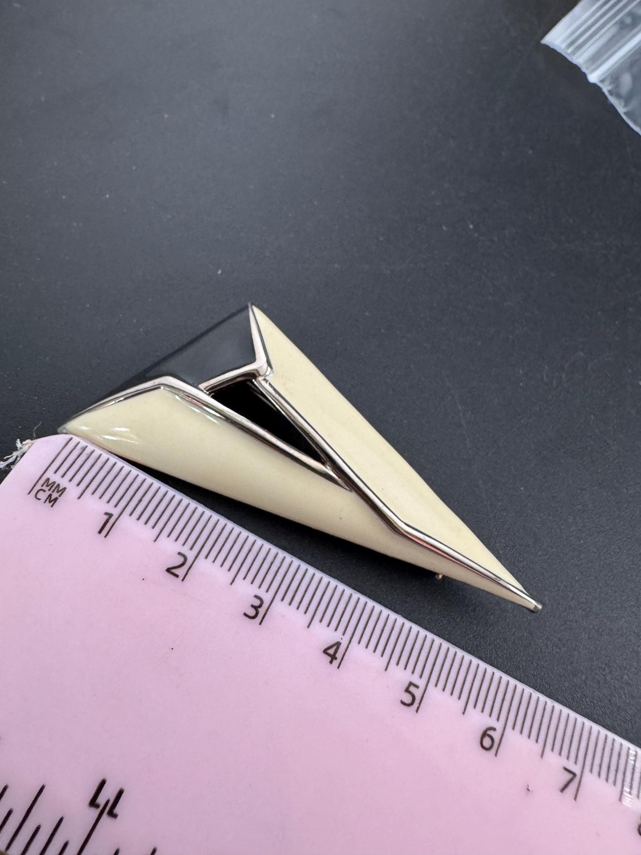 Vintage classic stylish black and cream enamel triangular silver tone brooch