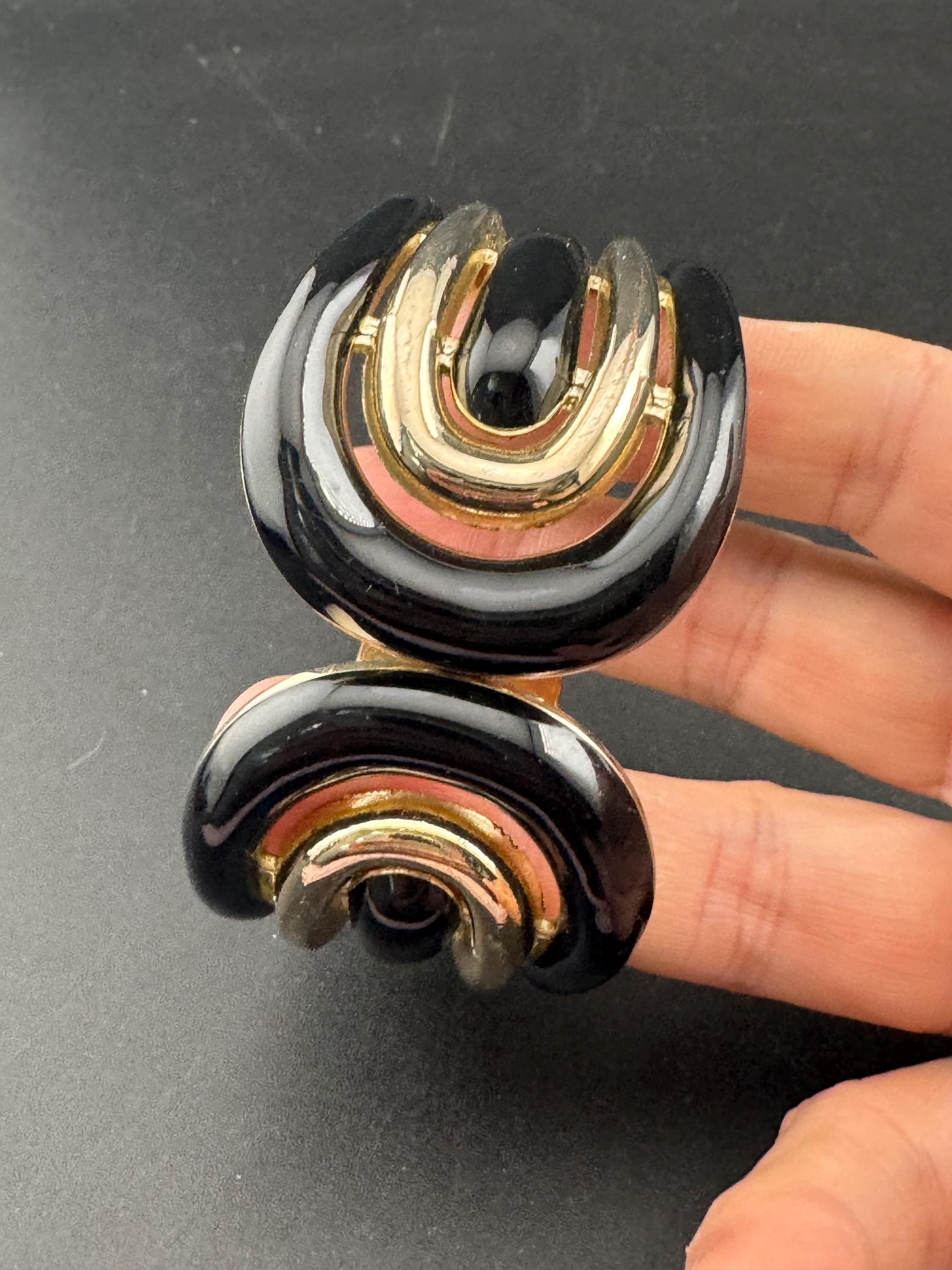 Retro black enamel gold tone curved clamper bangle cuff bracelet