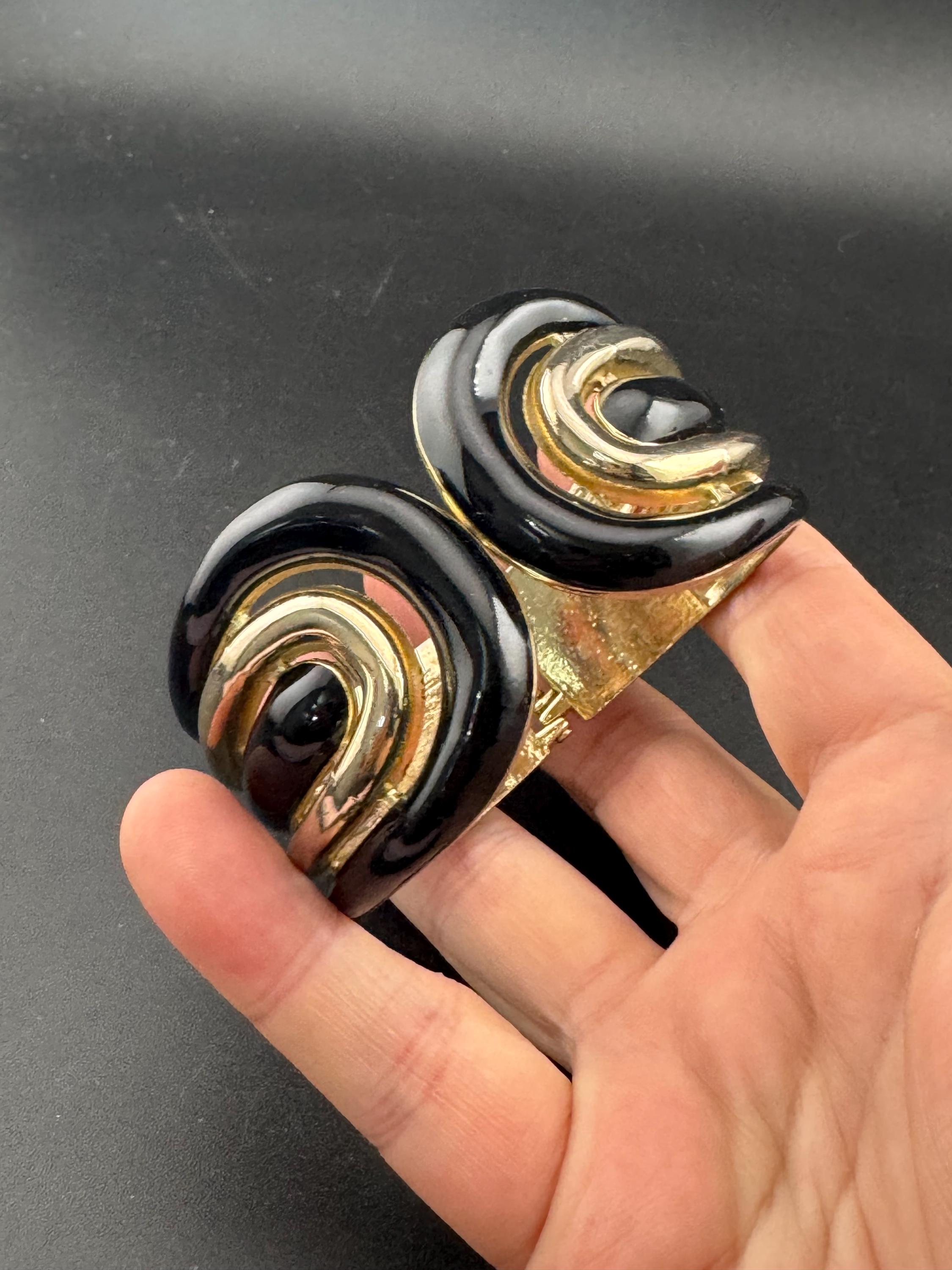 Retro black enamel gold tone curved clamper bangle cuff bracelet