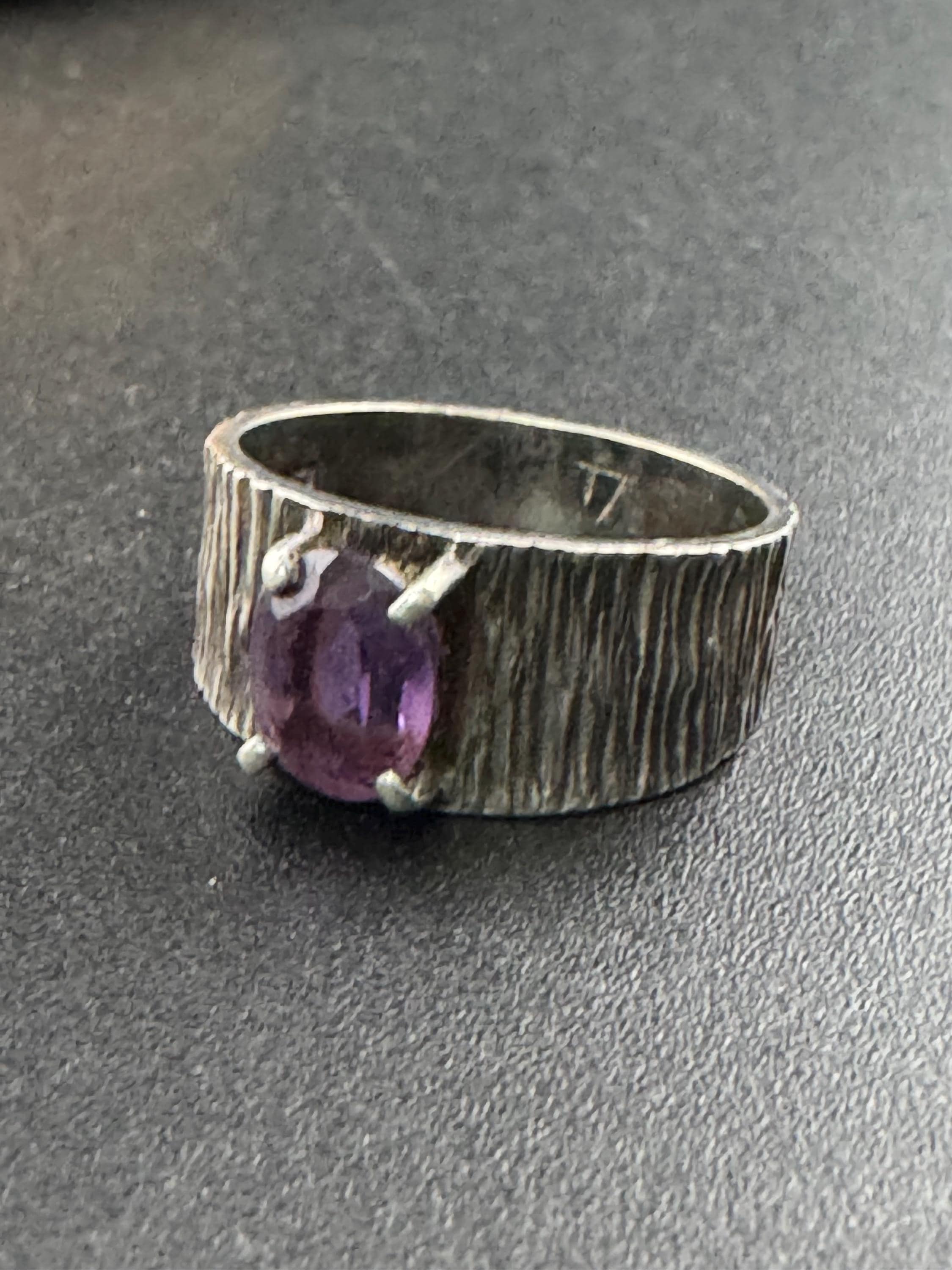 Vintage 1970s amethyst purple  gemstone Gem set sterling 925 silver modernist brutalist bark finish dress ring size uk M S 3.9 grams