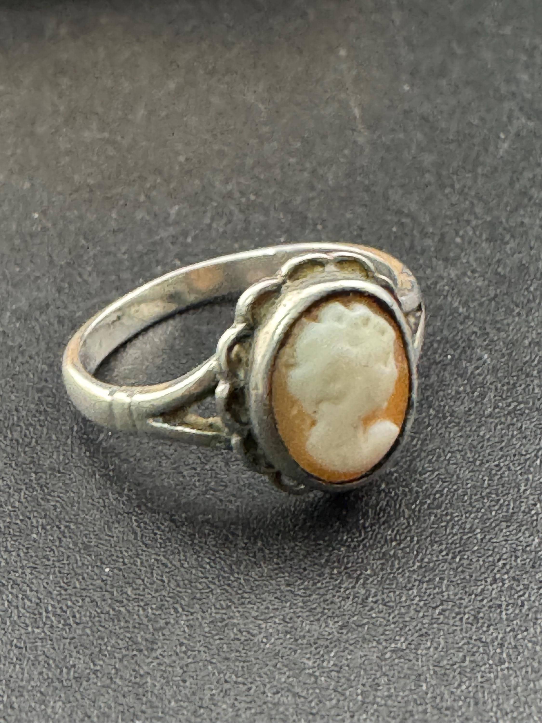 Size p 2.5 grams Vintage 925 sterling silver carved shell pearl cameo ring