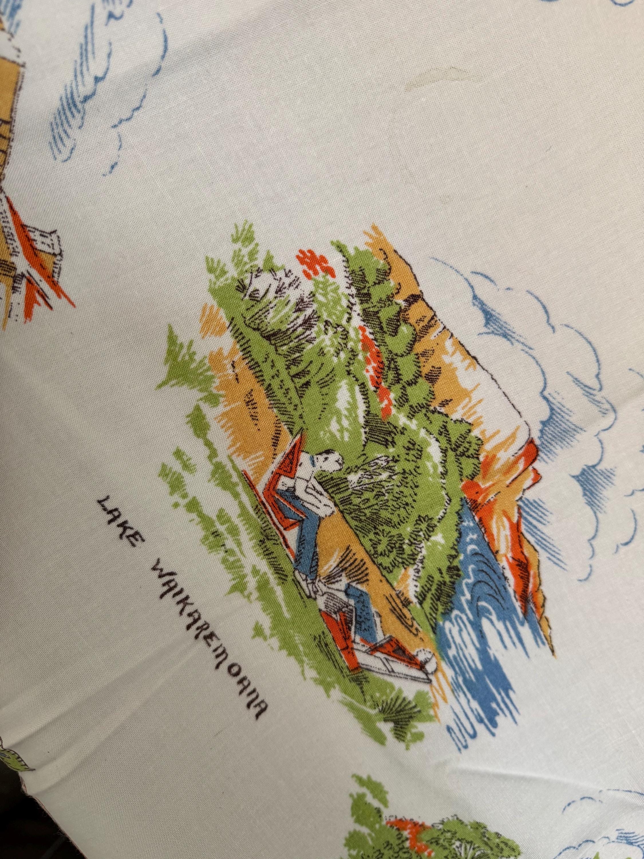 New Zealand landmarks Souvenir tourist tablecloth white 83cm square, mid century vintage linens