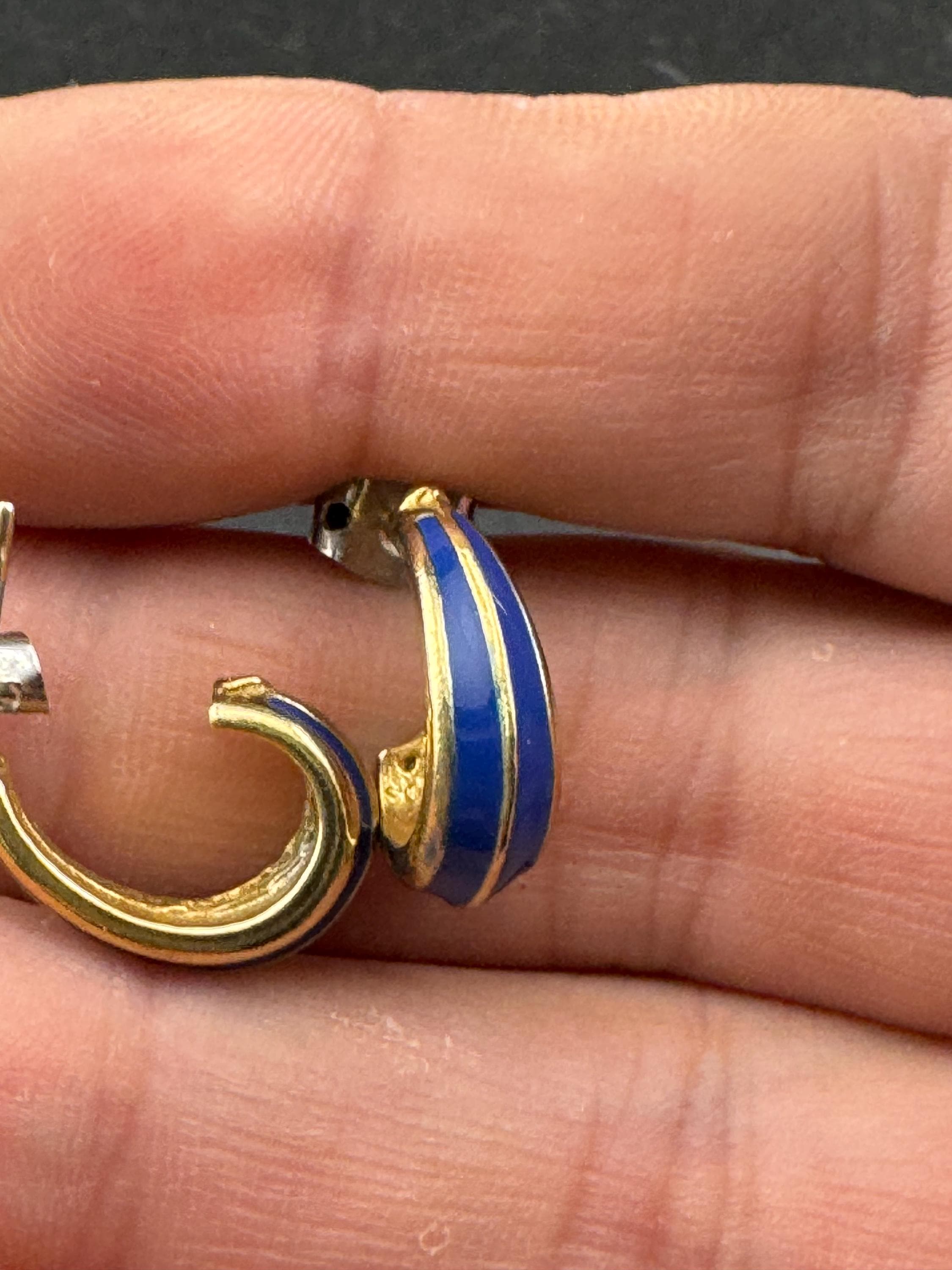 Vintage Retro 1980s Gold tone small blue half hoop enamel pair earrings pierced
