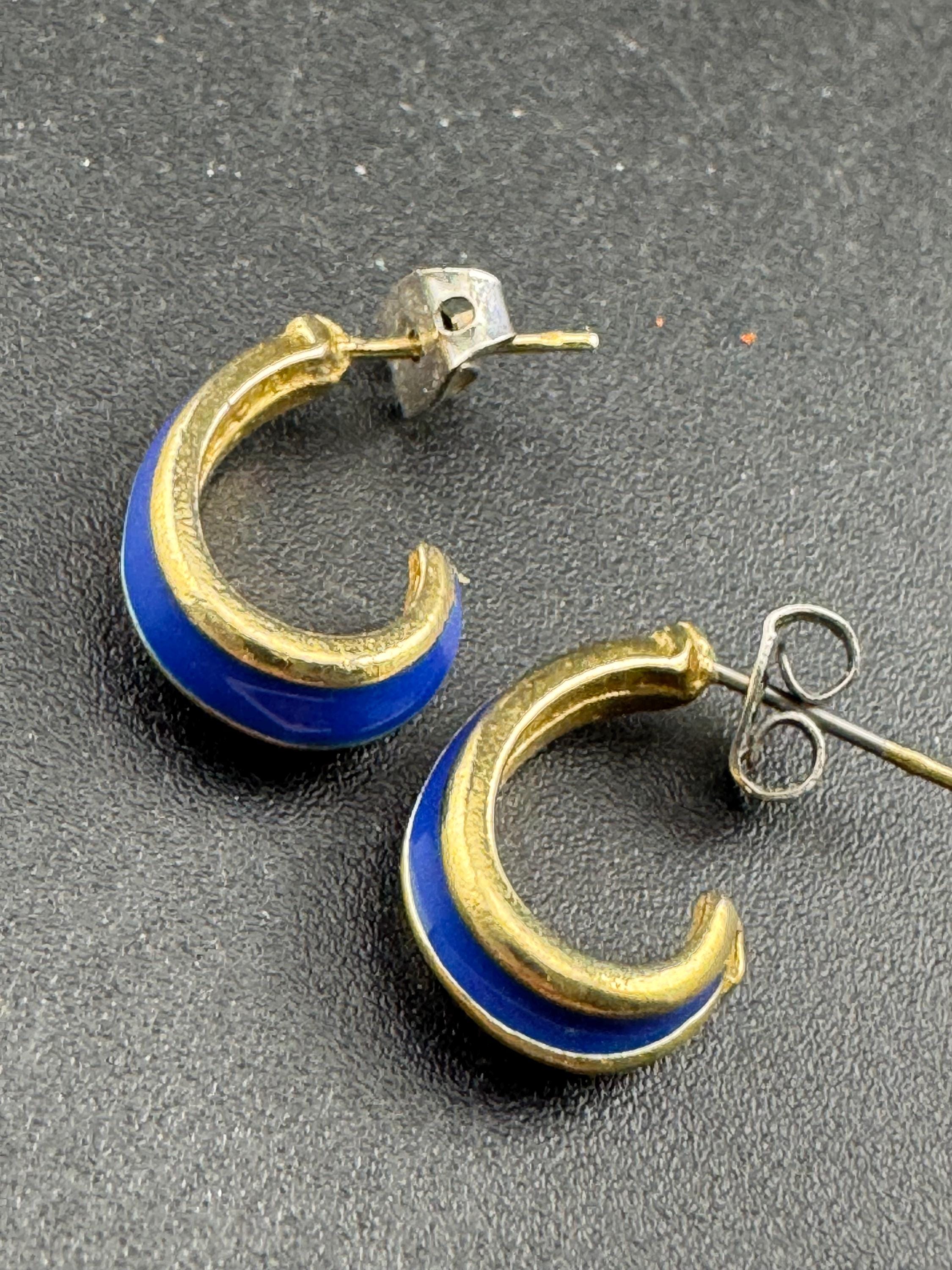 Vintage Retro 1980s Gold tone small blue half hoop enamel pair earrings pierced