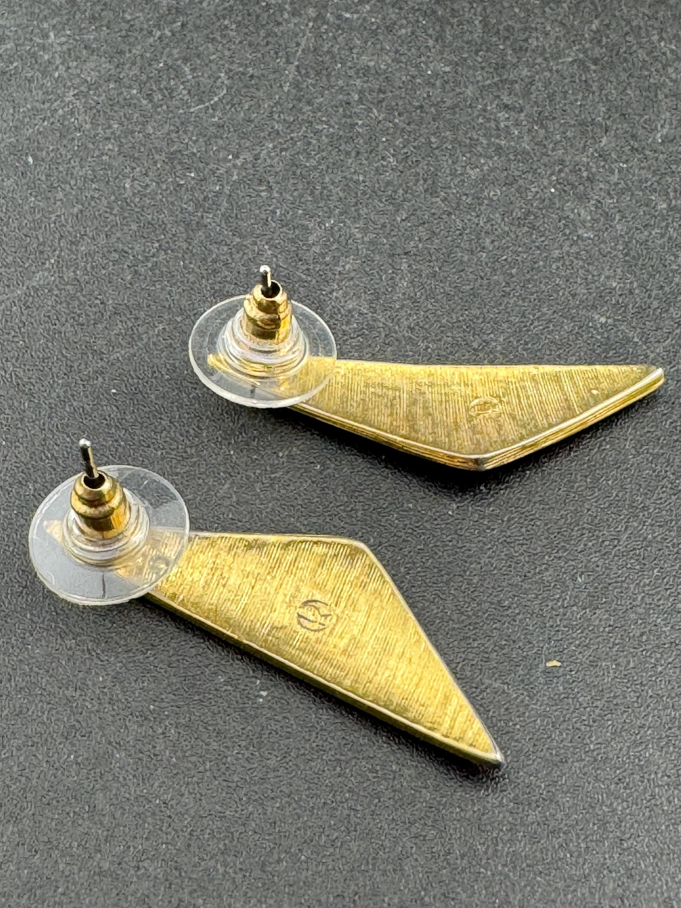 Vintage dainty Gold tone dark navy Blue enamel pair of triangular stud earrings pierced