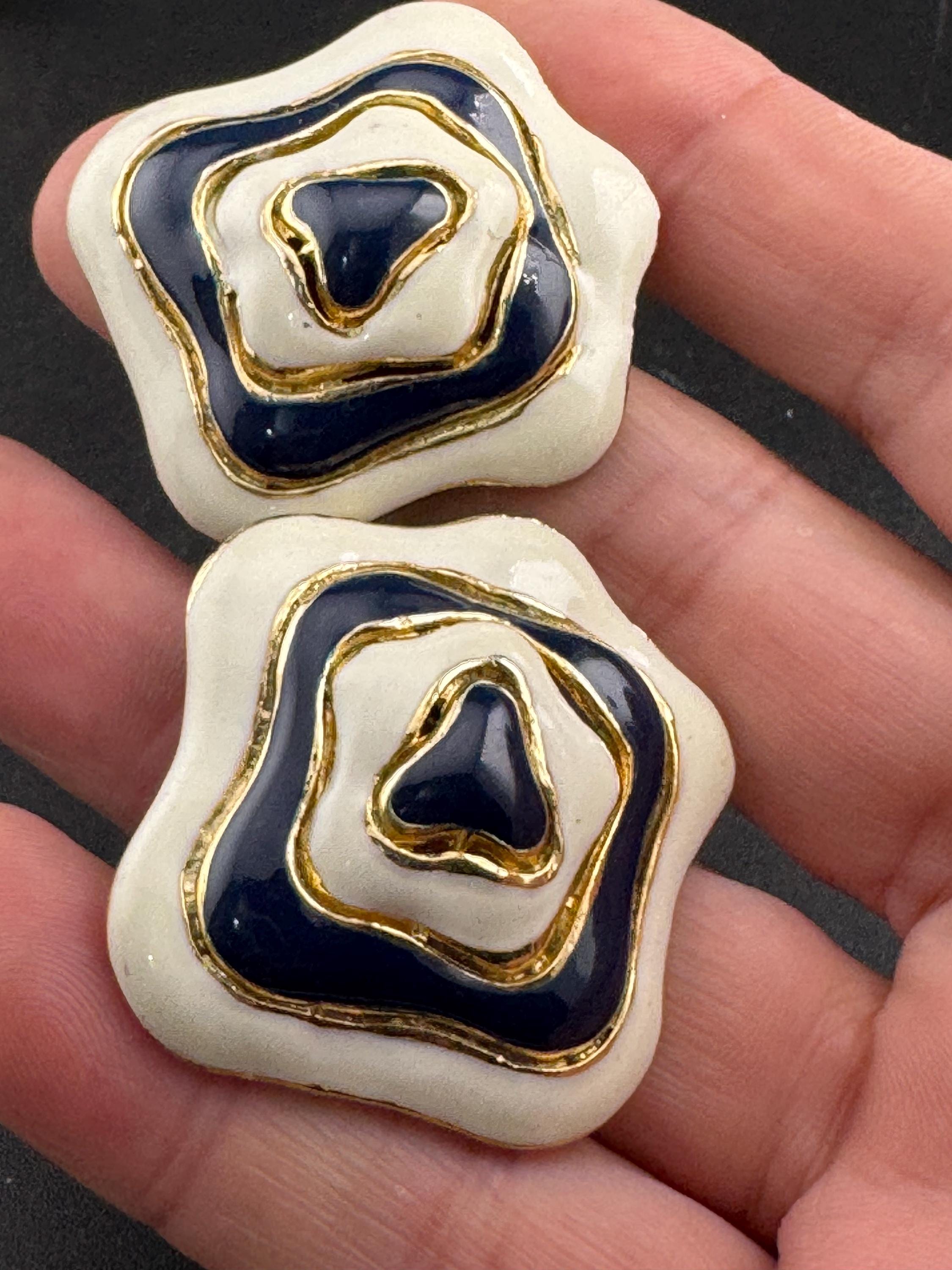 Vintage oversized 3cm 80s cream and navy blue enamel gold tone big stud earrings for pierced ears