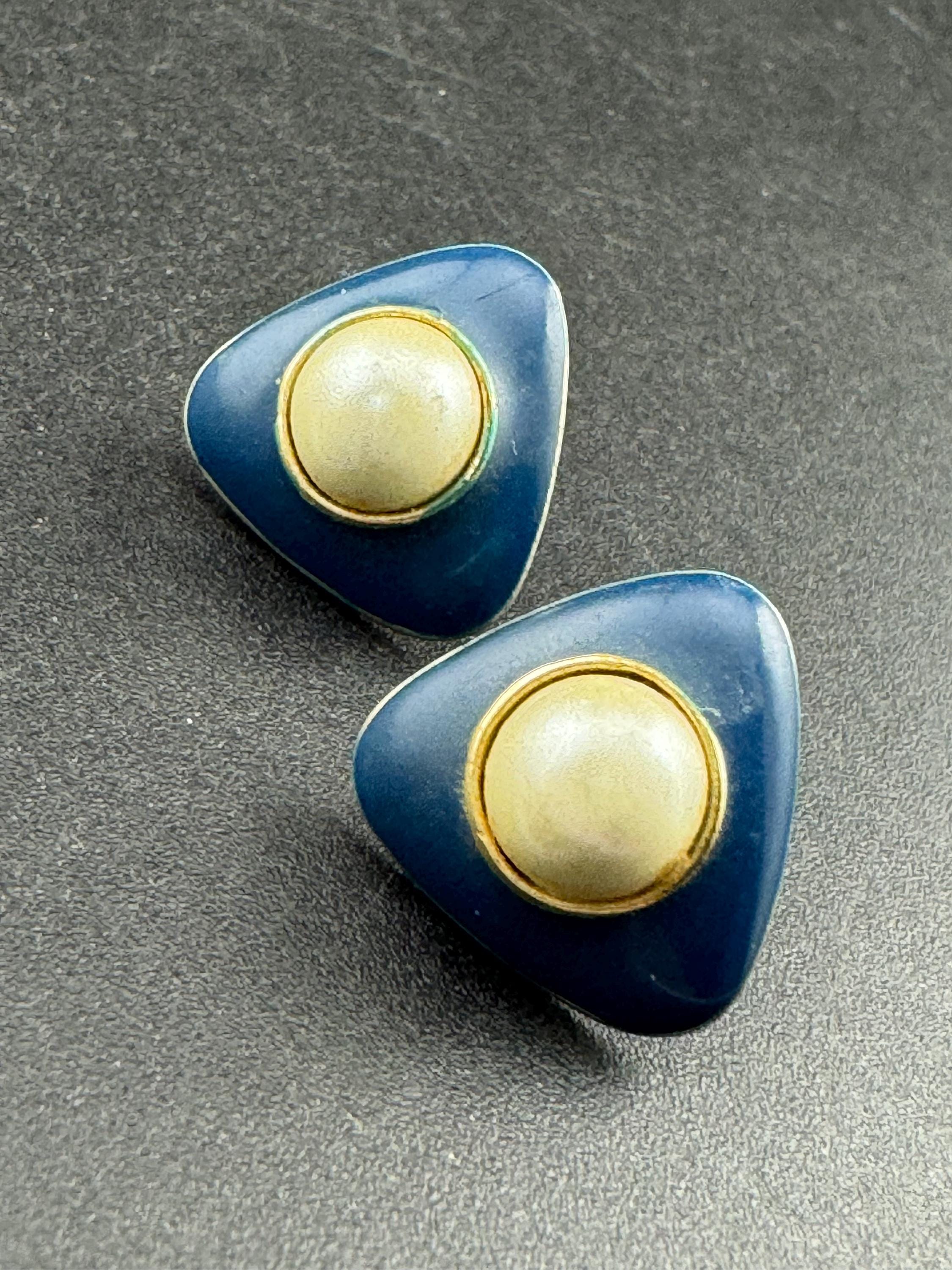 Vintage Retro 1980s gold tone Blue enamel & faux Pearl triangular pair stud earrings pierced