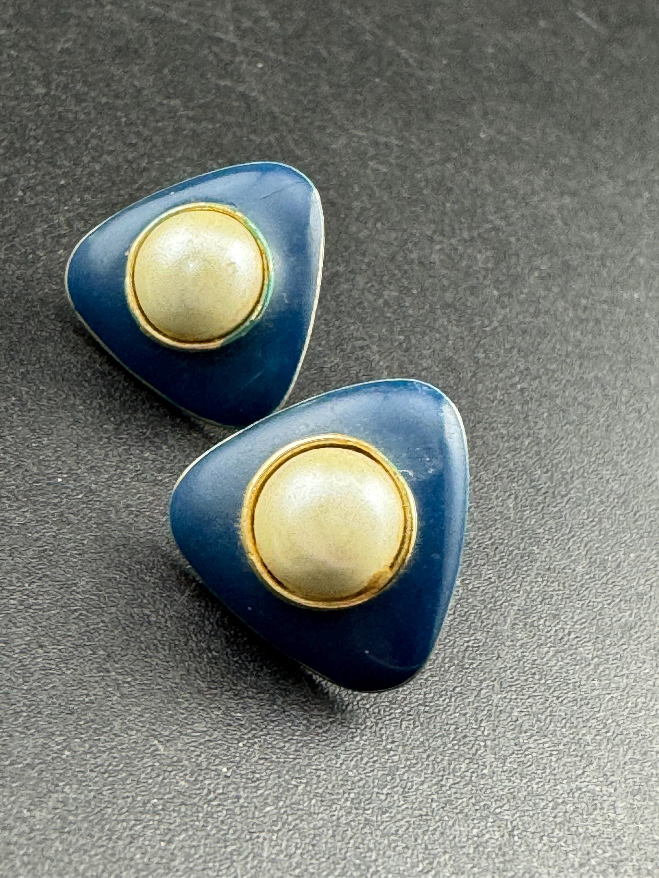Vintage Retro 1980s gold tone Blue enamel & faux Pearl triangular pair stud earrings pierced