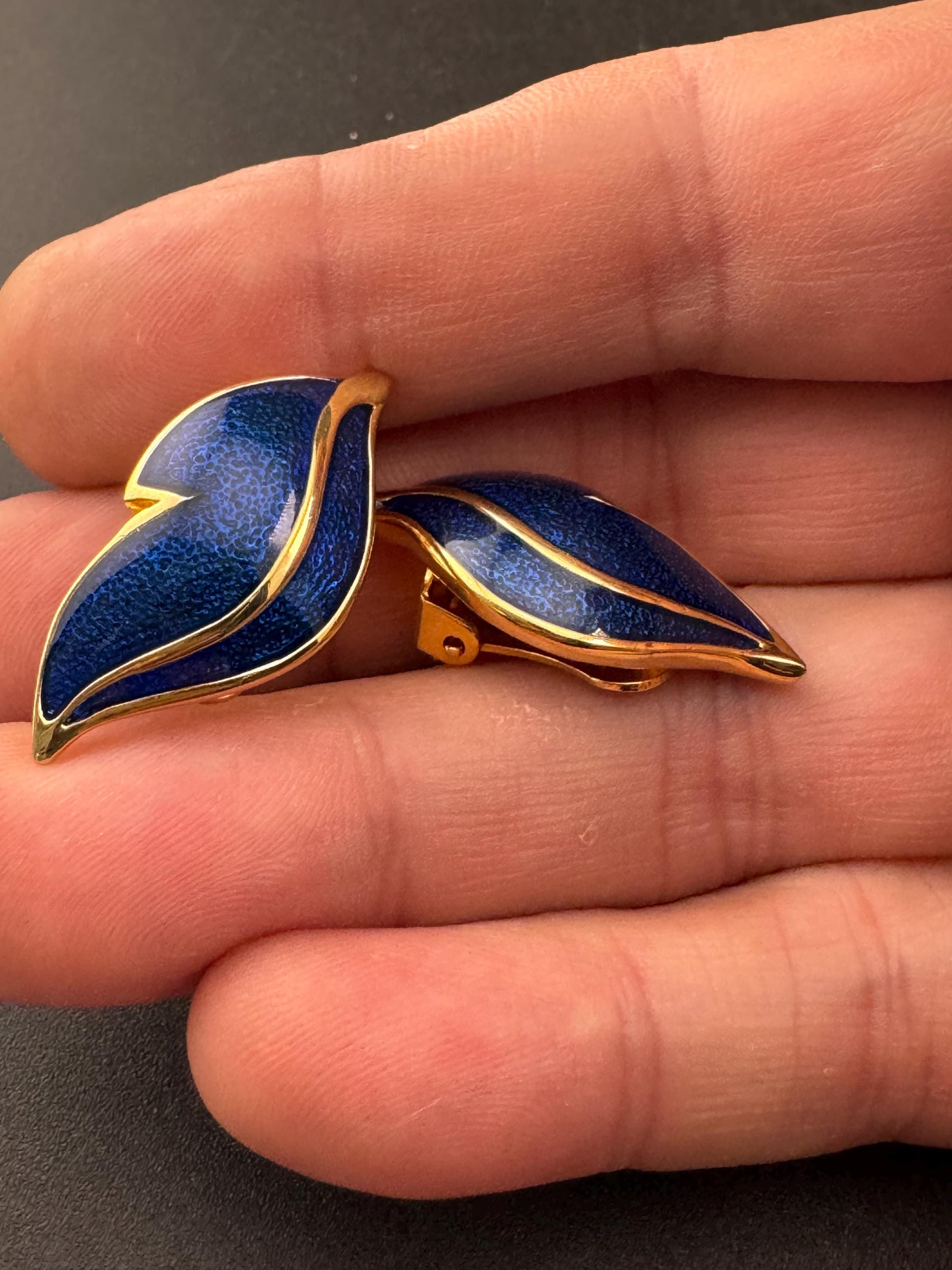 Signed SOLIEL clip on stud swirl leaf earrings 1980s gold tone navy blue enamel statement designer style