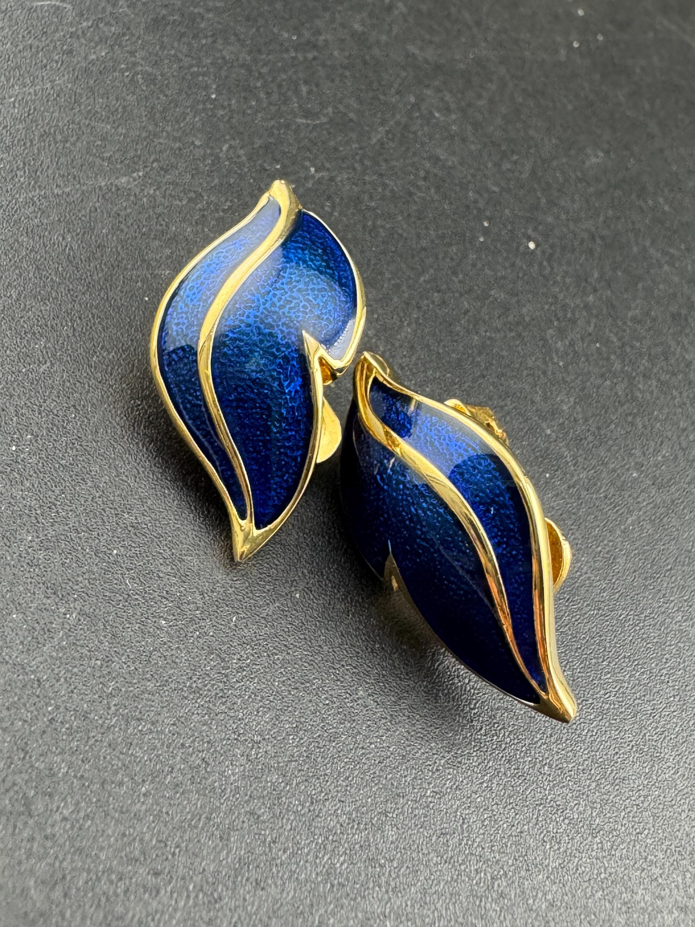 Signed SOLIEL clip on stud swirl leaf earrings 1980s gold tone navy blue enamel statement designer style