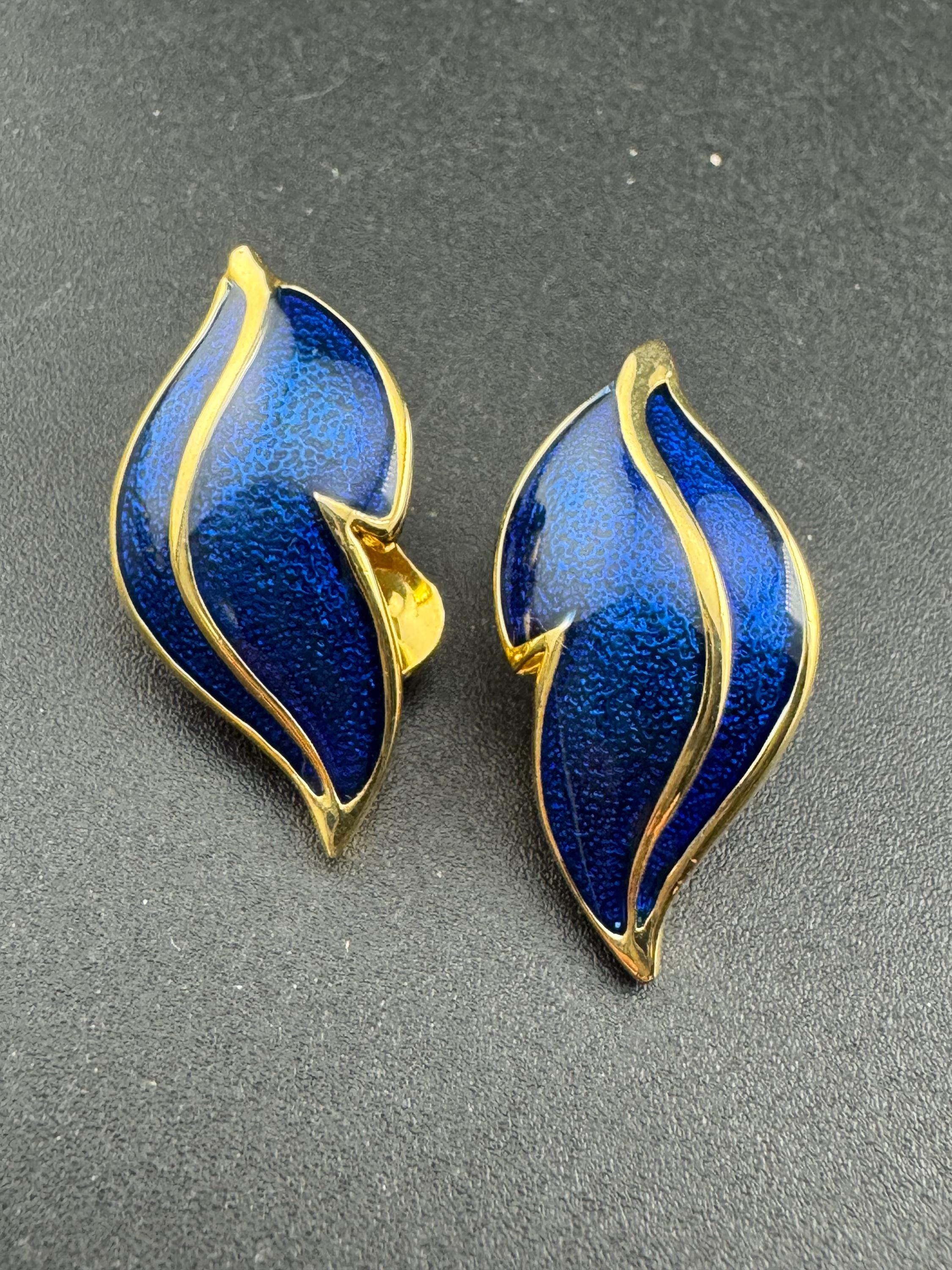 Signed SOLIEL clip on stud swirl leaf earrings 1980s gold tone navy blue enamel statement designer style