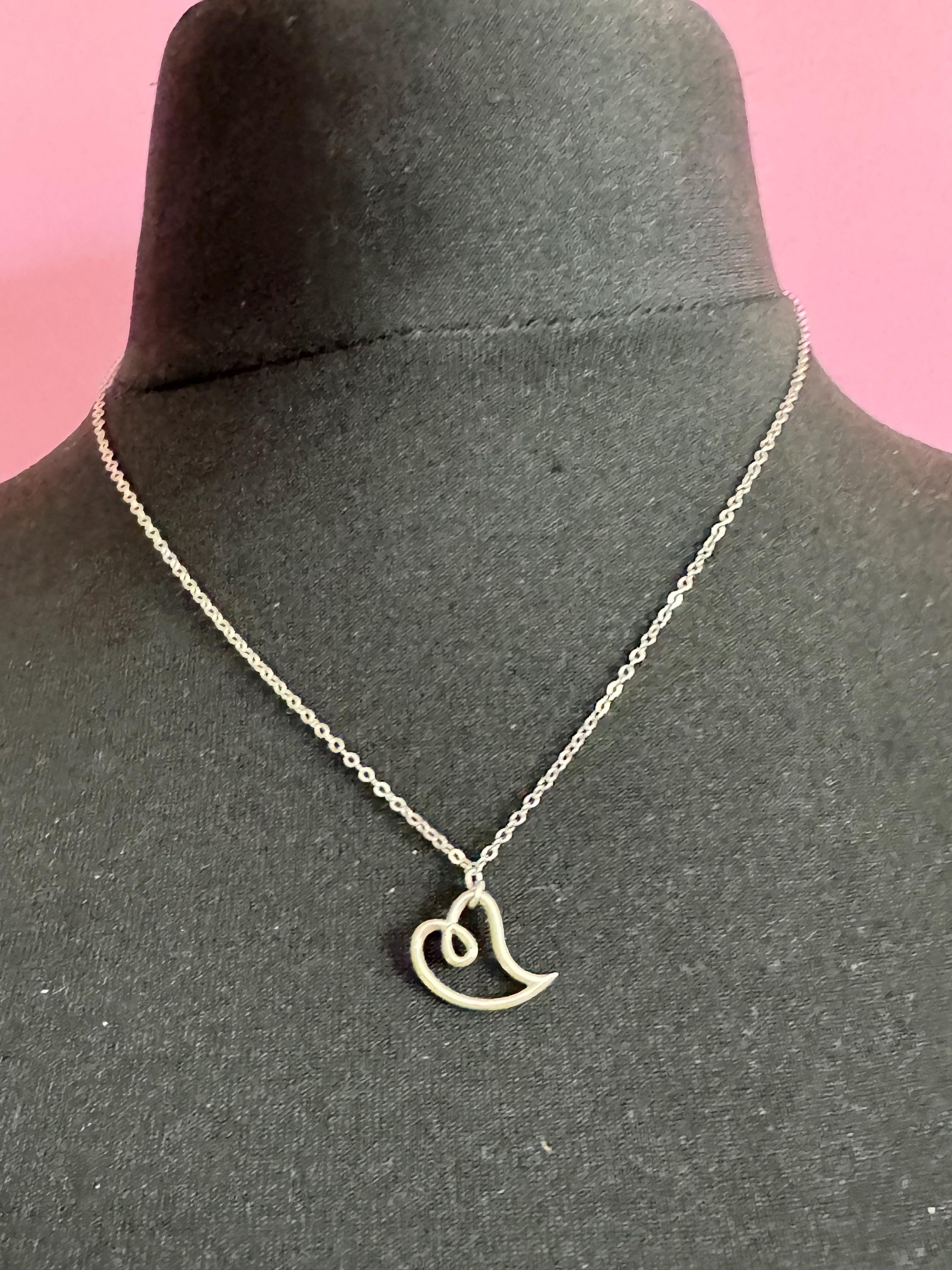 925 Sterling silver vintage dainty heart pendant on a 46cm chain necklace 2.2 grams
