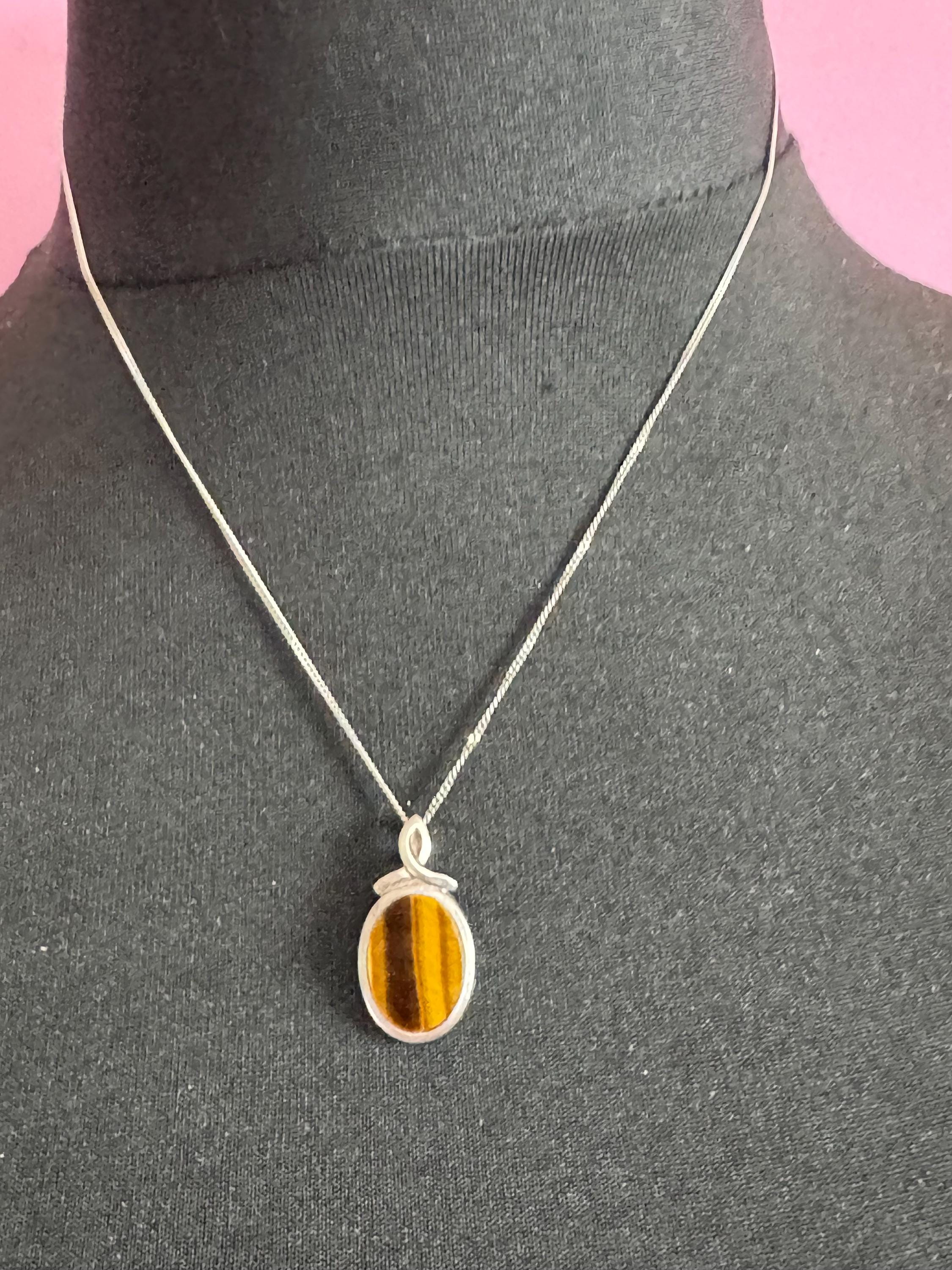 Solid silver tigerseye dainty oval gemstone pendant necklace on 46cm chain 1970s weighs 5.2 grams