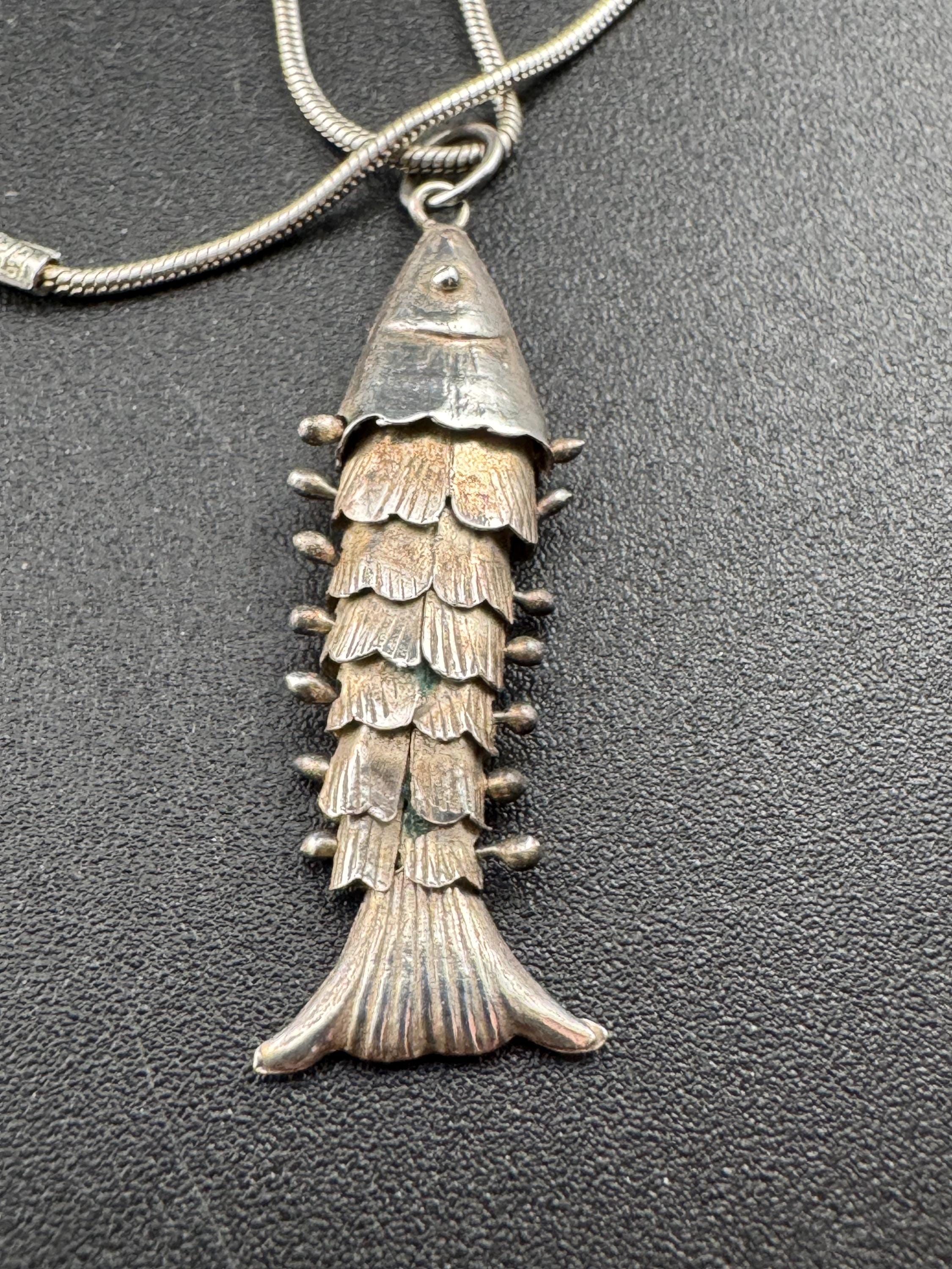 Vintage 925 Sterling Silver articulated fish pendant necklace on a 42cm snake chain