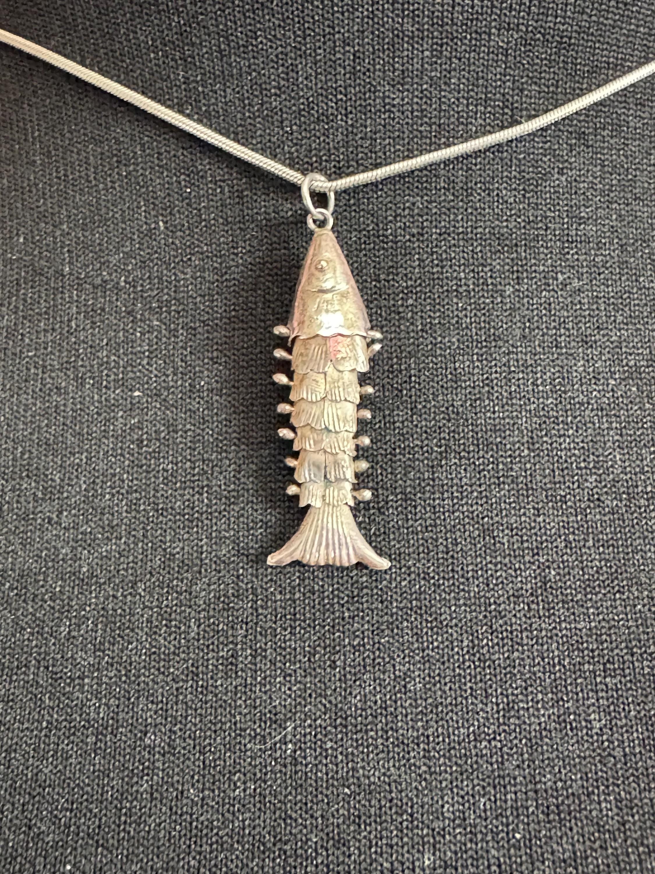 Vintage 925 Sterling Silver articulated fish pendant necklace on a 42cm snake chain