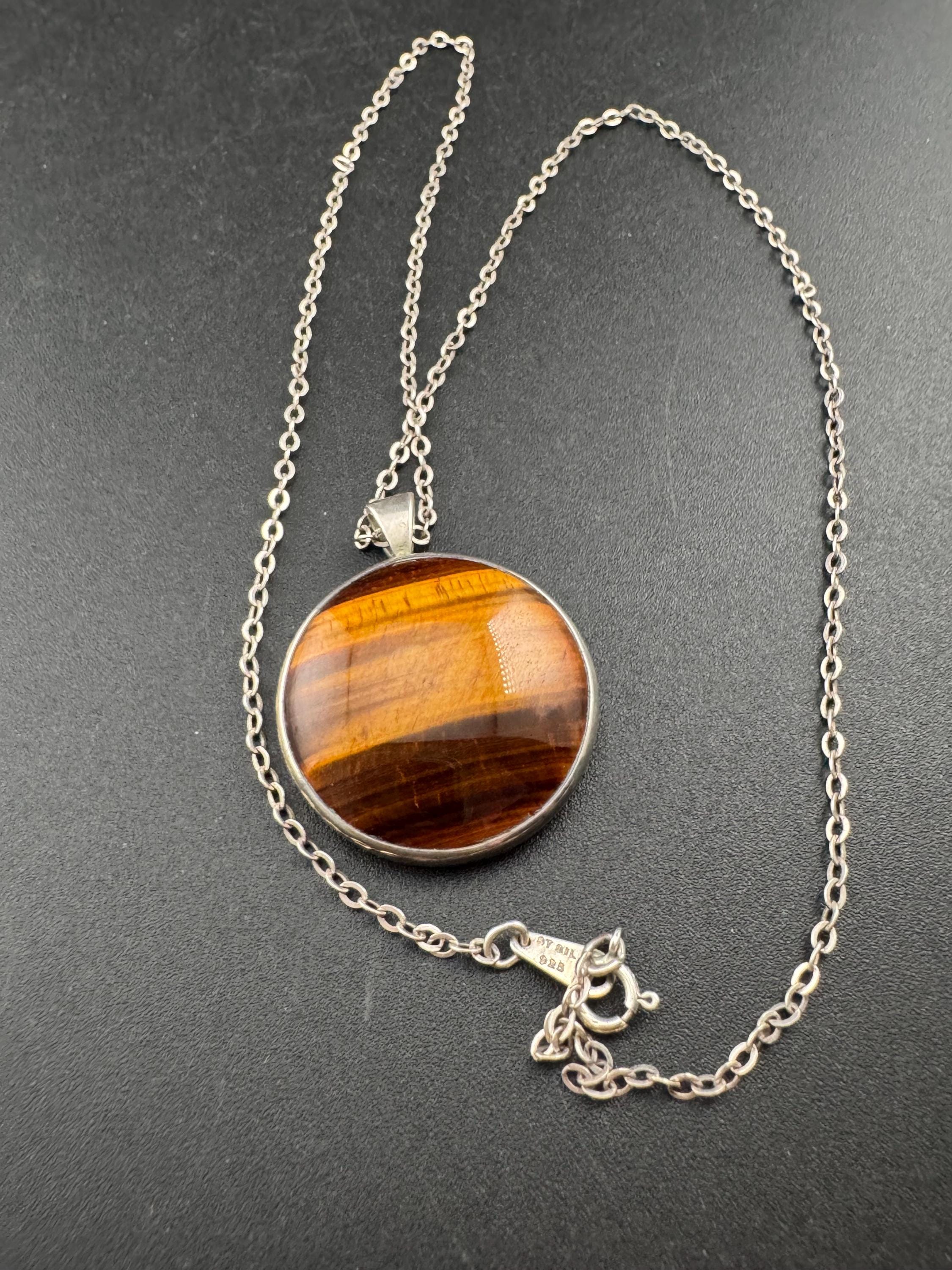 Solid silver tigerseye round gemstone 3cm pendant necklace on 45cm chain 1970s weighs 9.6 grams