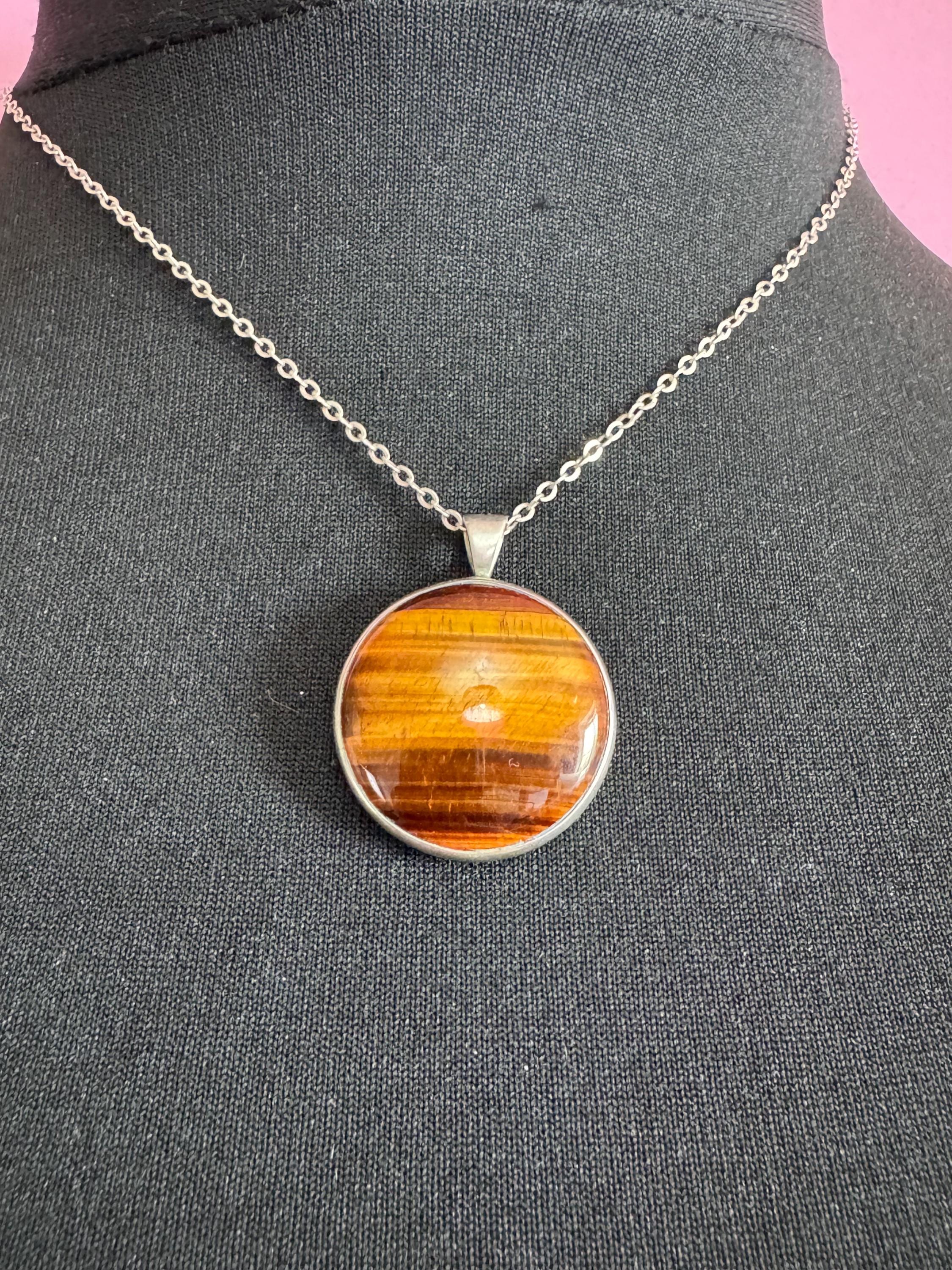 Solid silver tigerseye round gemstone 3cm pendant necklace on 45cm chain 1970s weighs 9.6 grams