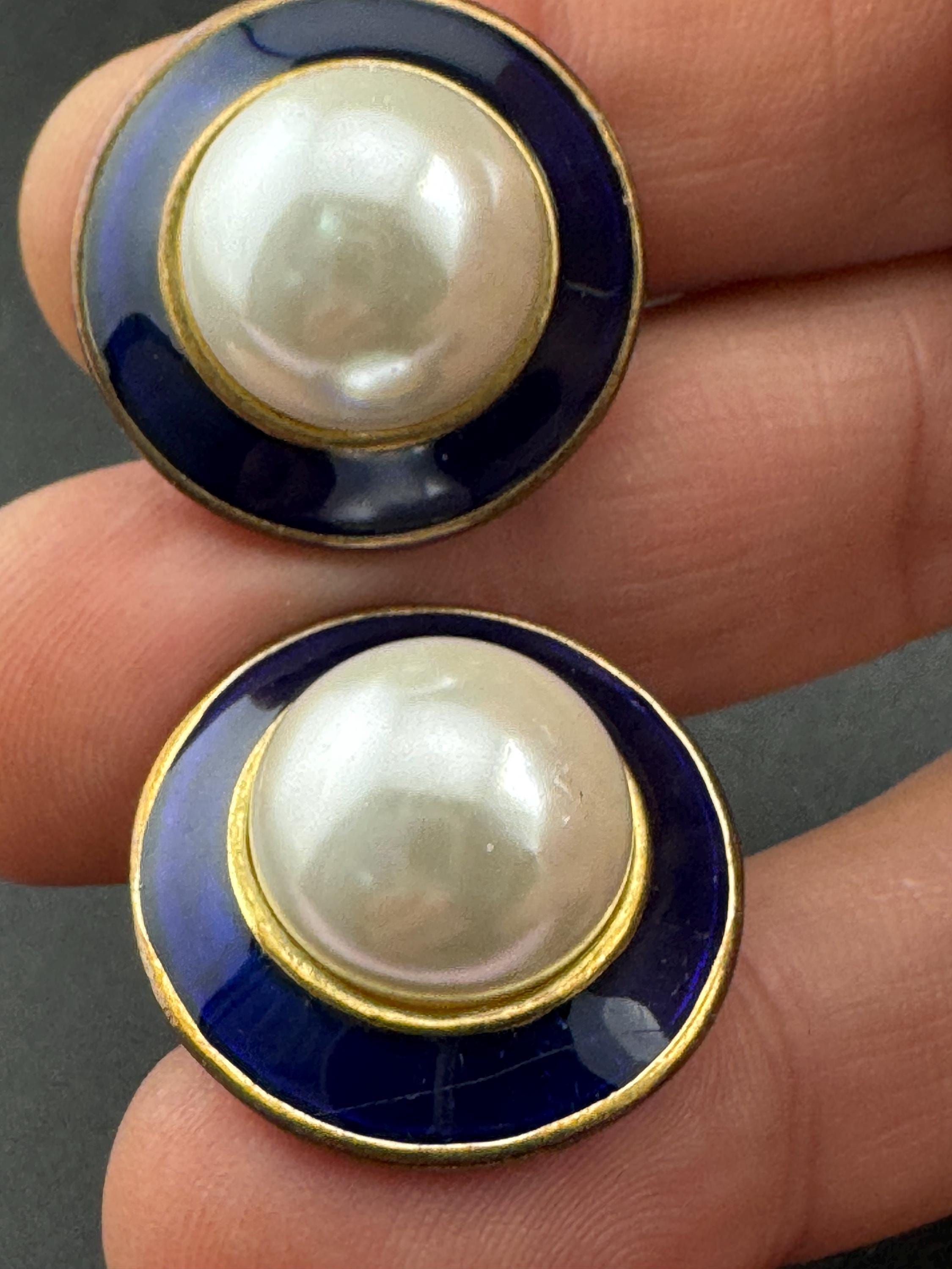 Vintage gold tone blue enamel faux Pearl cabochon round clip on earrings