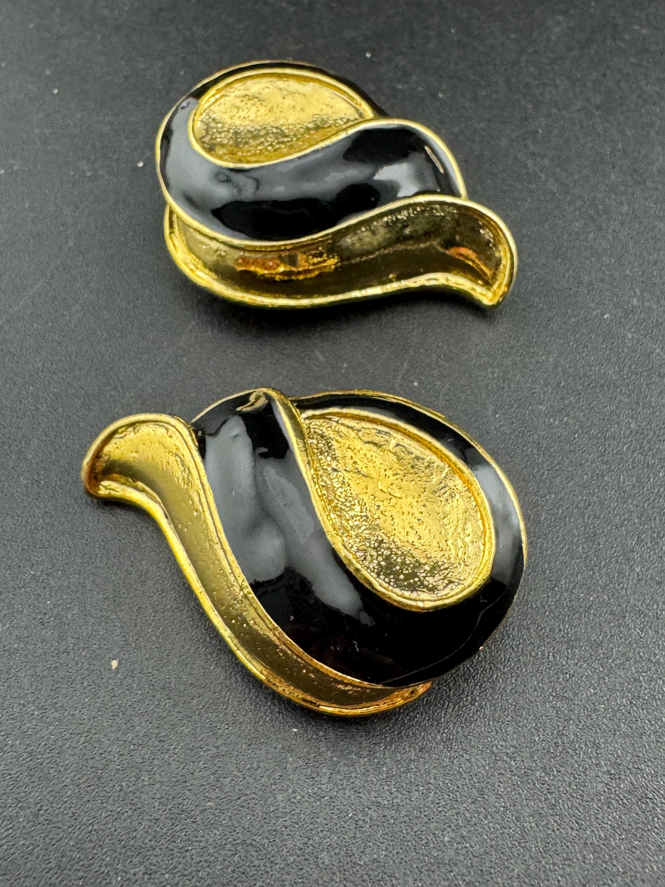 Vintage Gold tone oversized square black enamel swirl clip on earrings stud 1980s