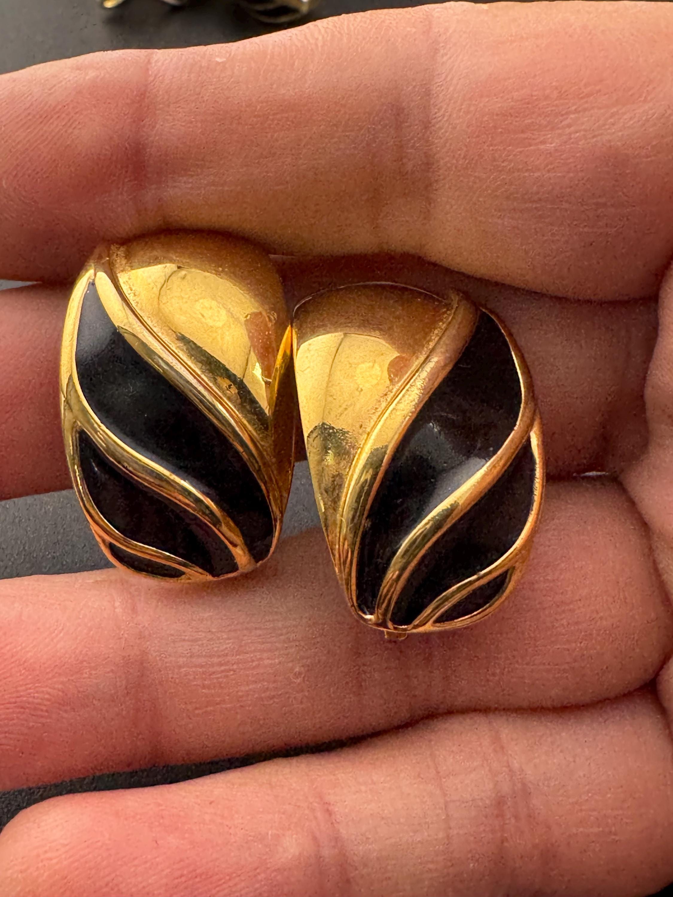 Vintage Gold tone oversized square black enamel swirl clip on earrings stud 1980s