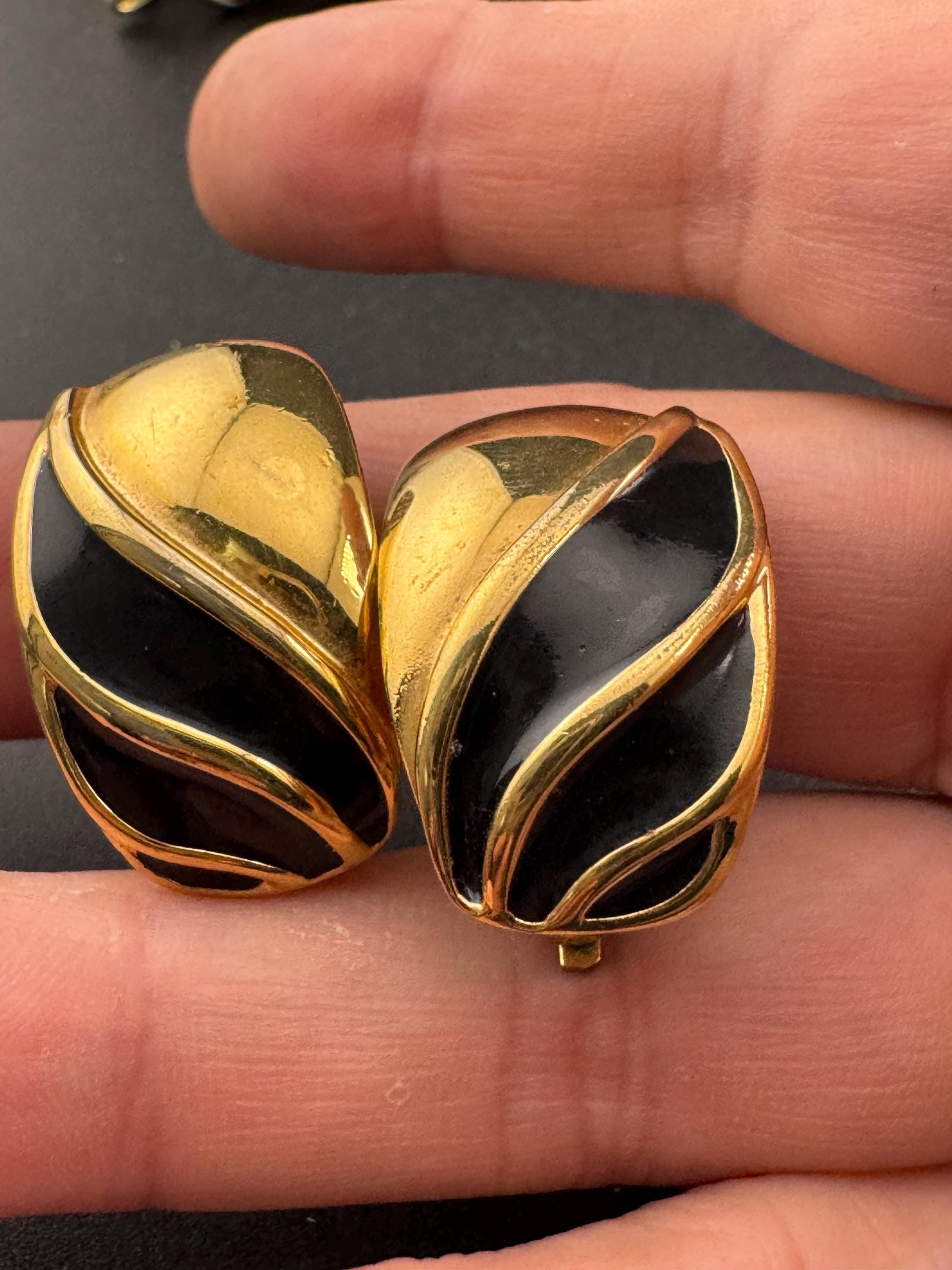Vintage Gold tone oversized square black enamel swirl clip on earrings stud 1980s