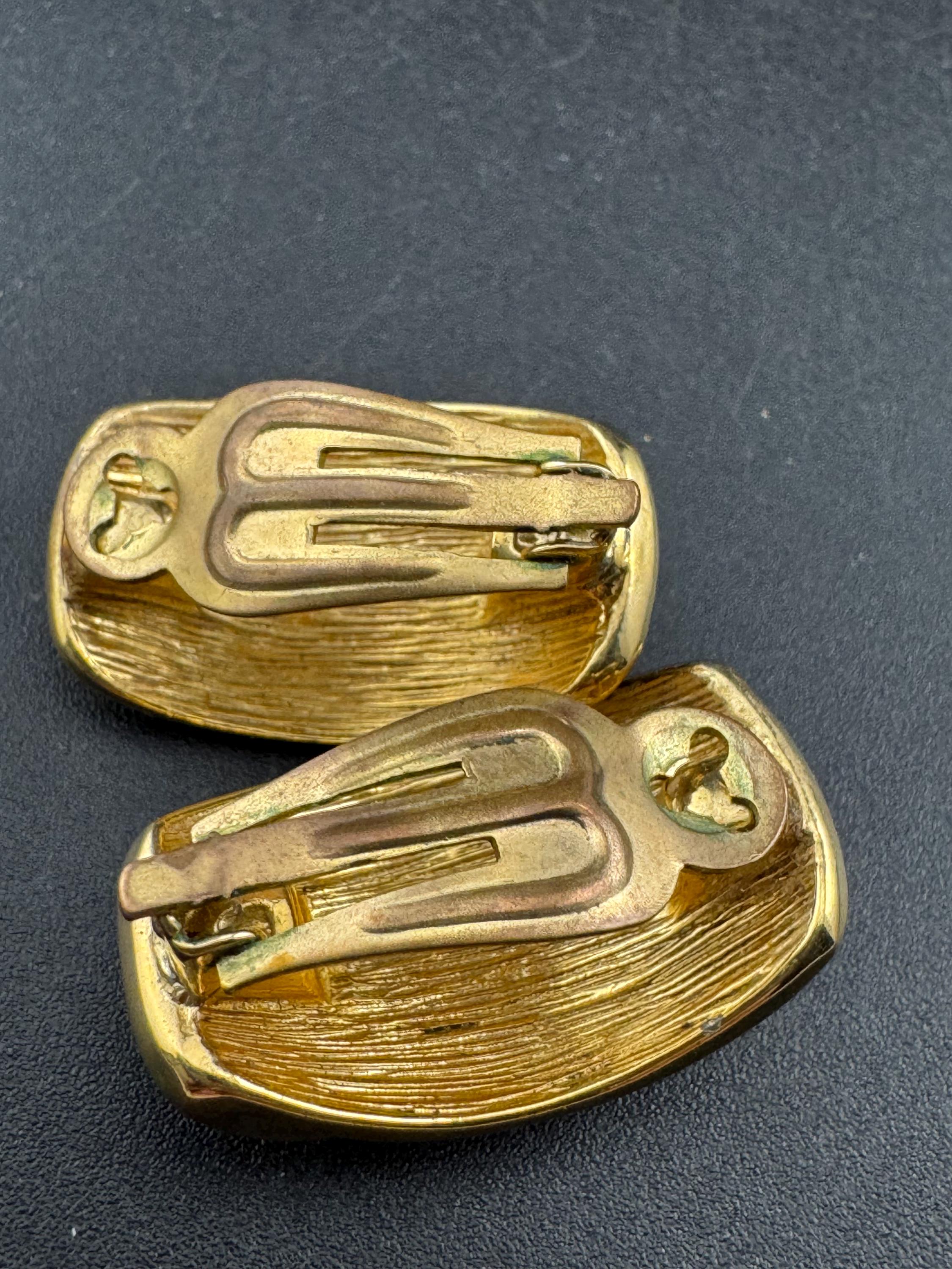 Vintage Gold tone oversized square black enamel swirl clip on earrings stud 1980s