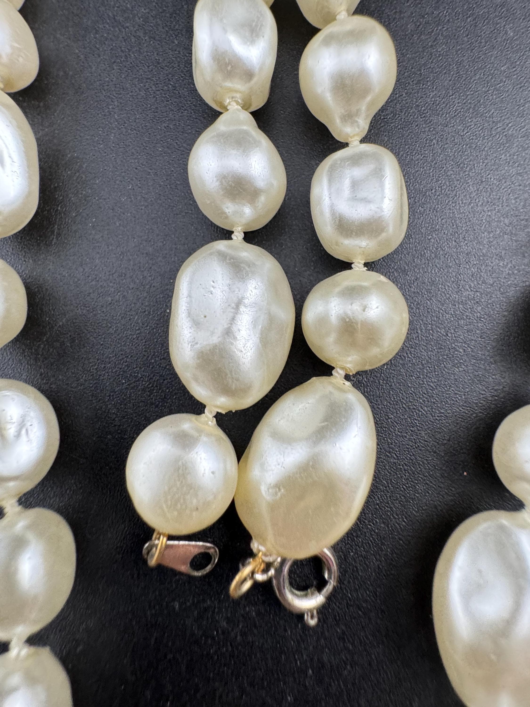 Retro chunky 63cm long lightweight plastic beaded white faux pearl layering necklace