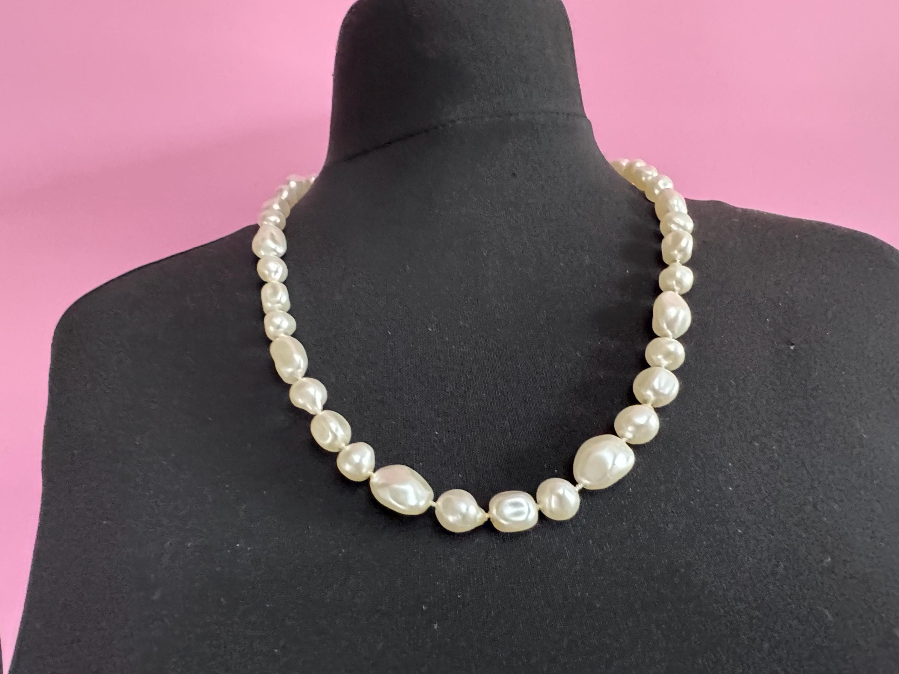Retro chunky 63cm long lightweight plastic beaded white faux pearl layering necklace