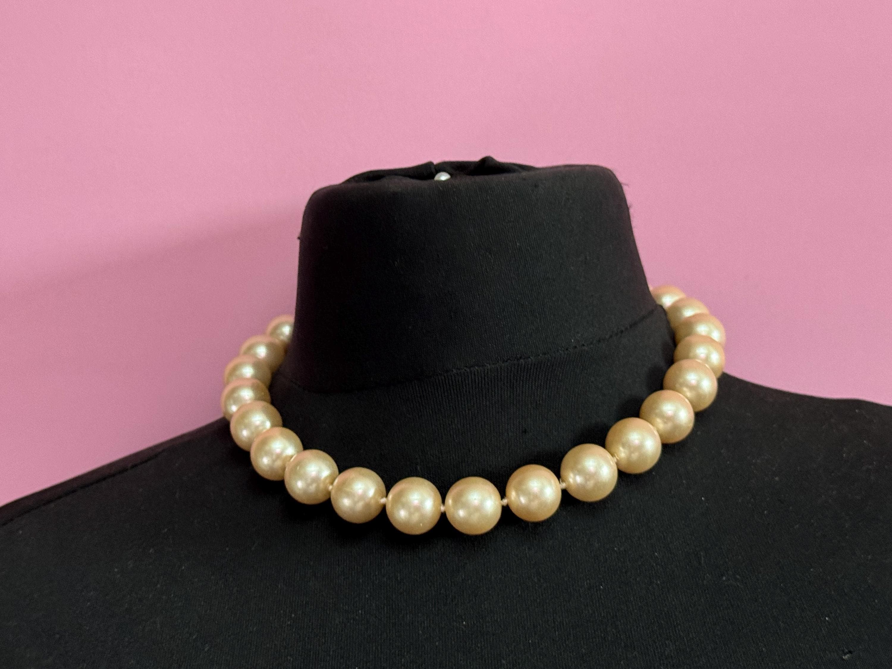 MONET signed chunky pink tone knotted 1.5cm glass pearl short necklace, Vintage 42-47cm single strand, row of pearls silver tone clasp