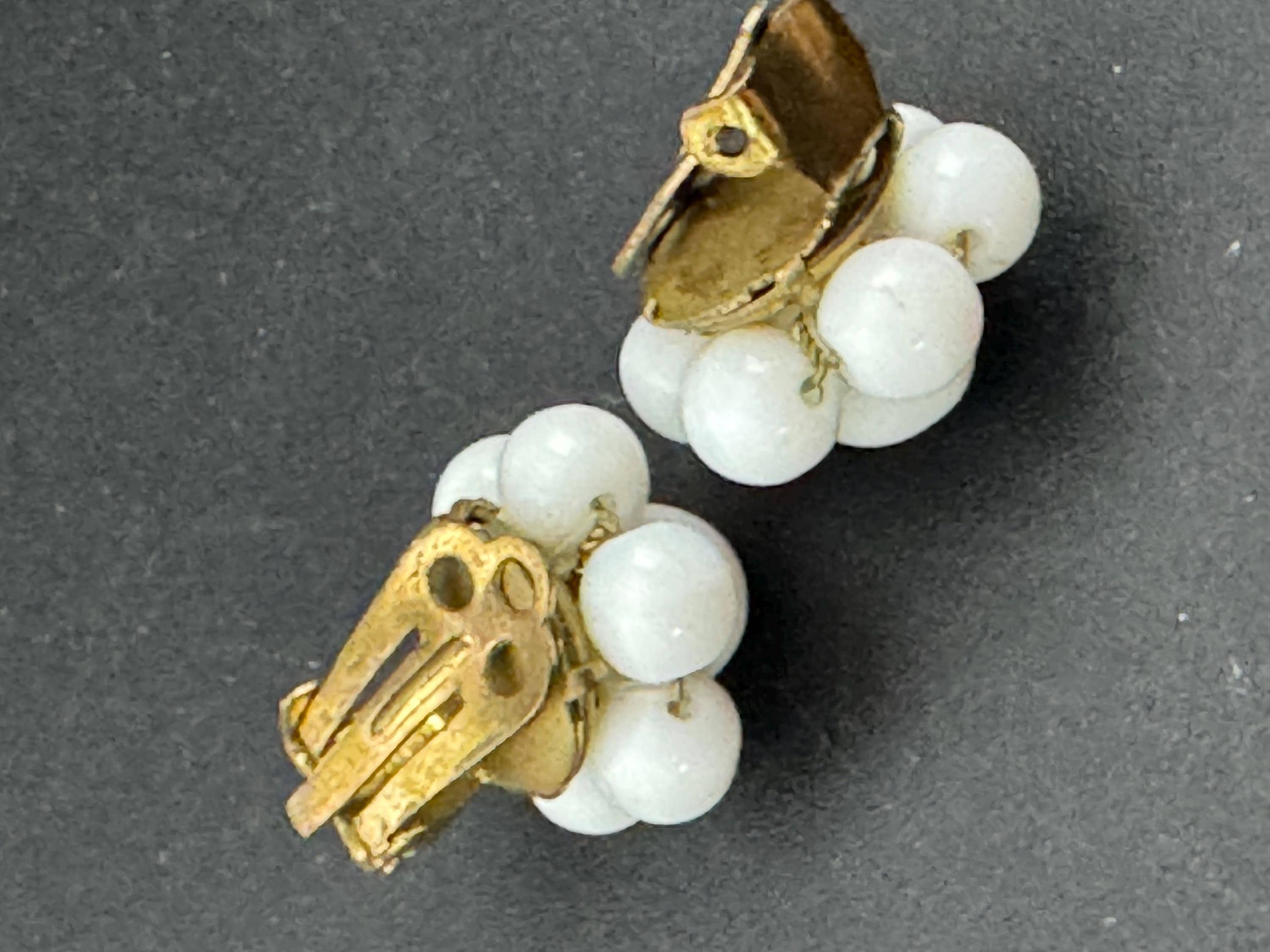 Vintage 1.75cm white milk glass floral beaded Cluster Clip On Earrings 1940s 1950s