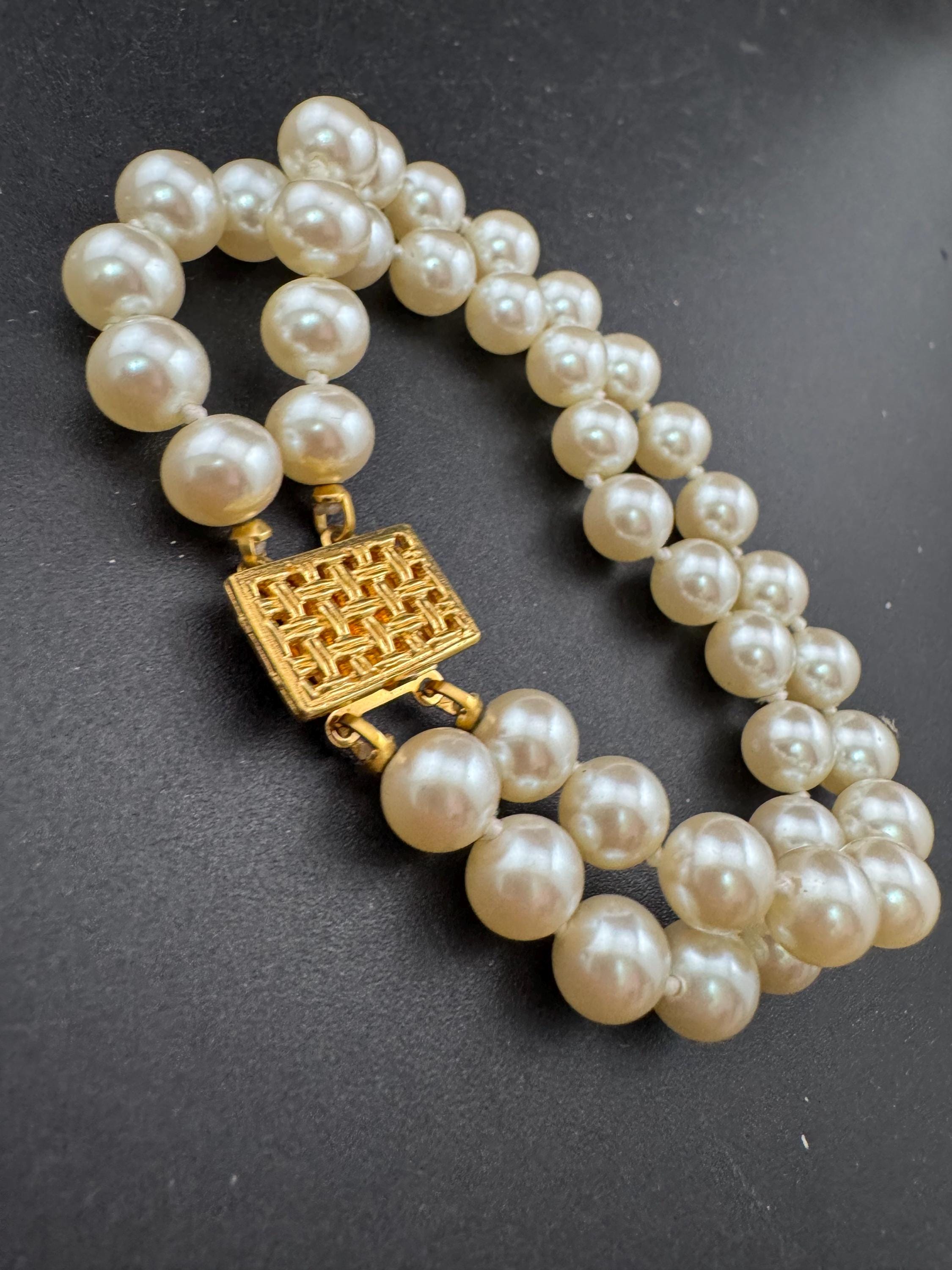 Vintage knotted faux glass pearl double Row gold tone cage clasp beaded bracelet 21cm