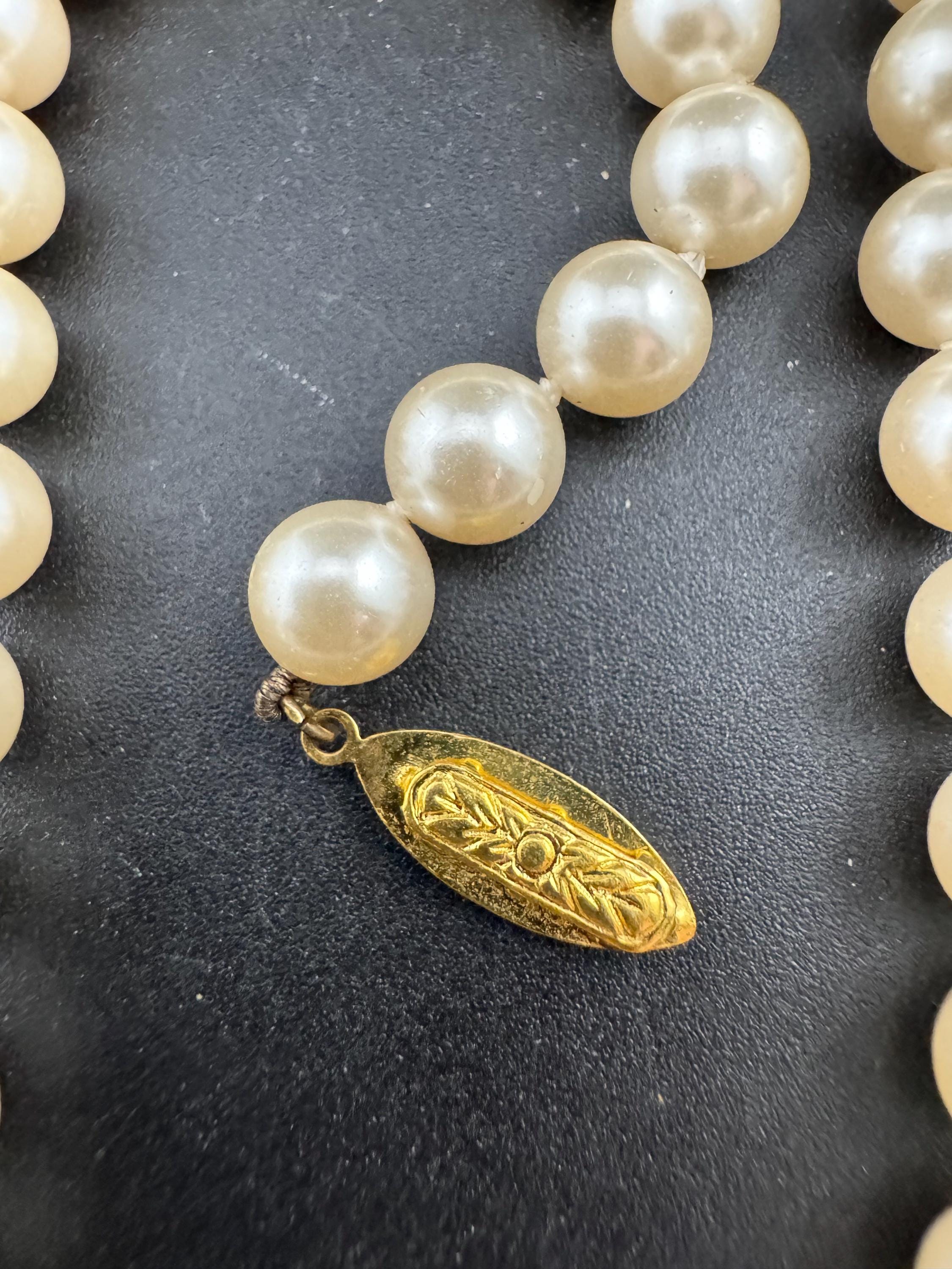 Vintage Classic cream glass pearl collar necklace,  individually knotted beads 45cm gold tone lovely condition