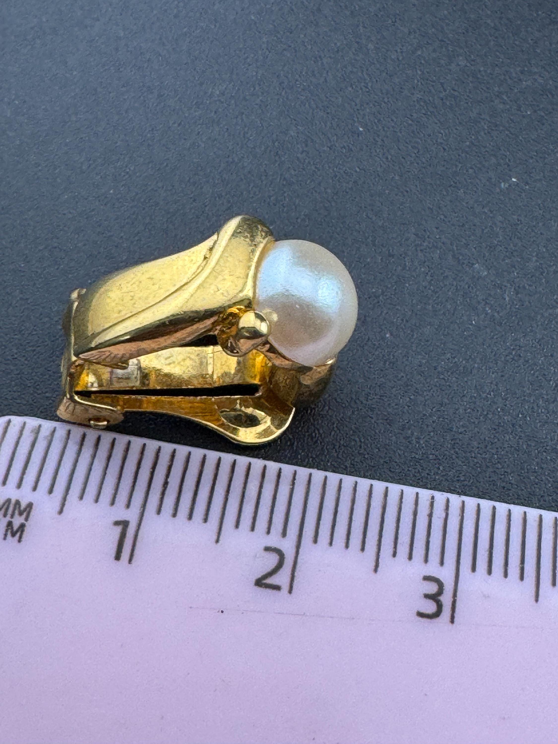 Signed SOLIEL Vintage 1980s high end gold tone pearl cabochon clip on earrings