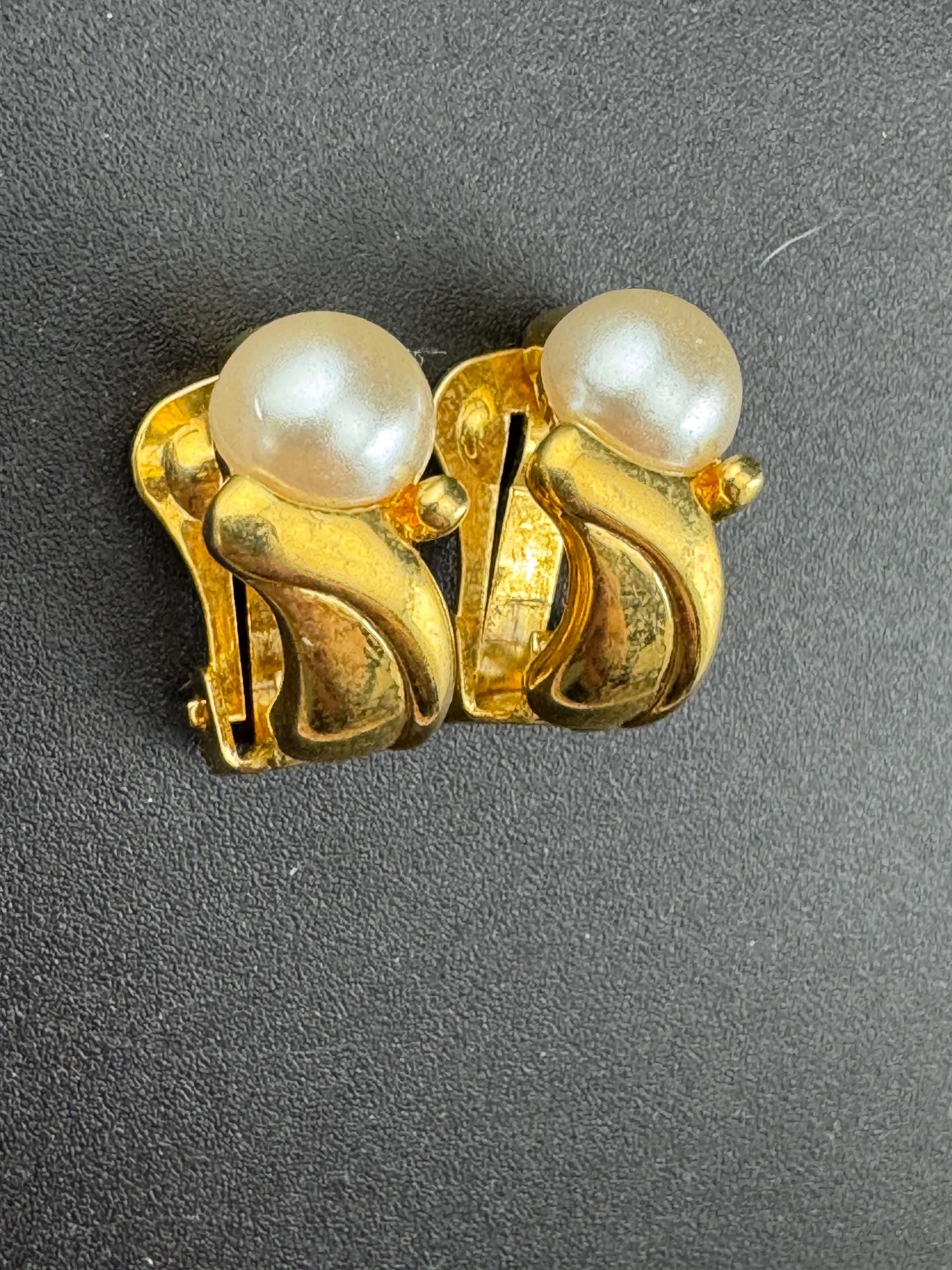 Signed SOLIEL Vintage 1980s high end gold tone pearl cabochon clip on earrings